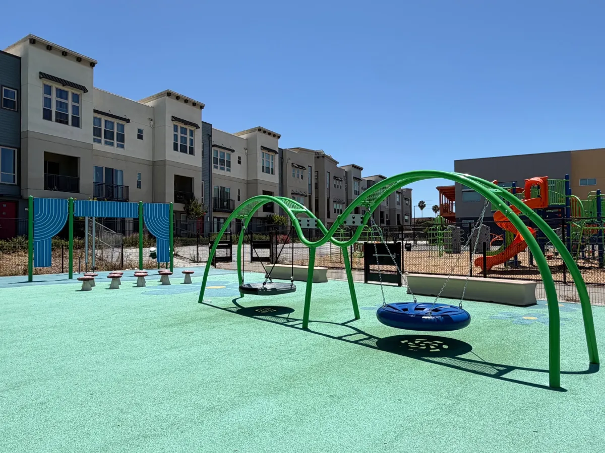 Saucer swings