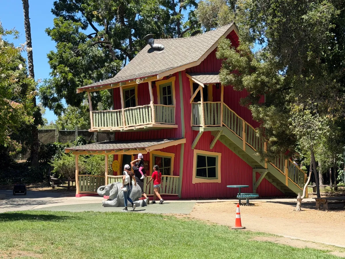 2 story play house 
