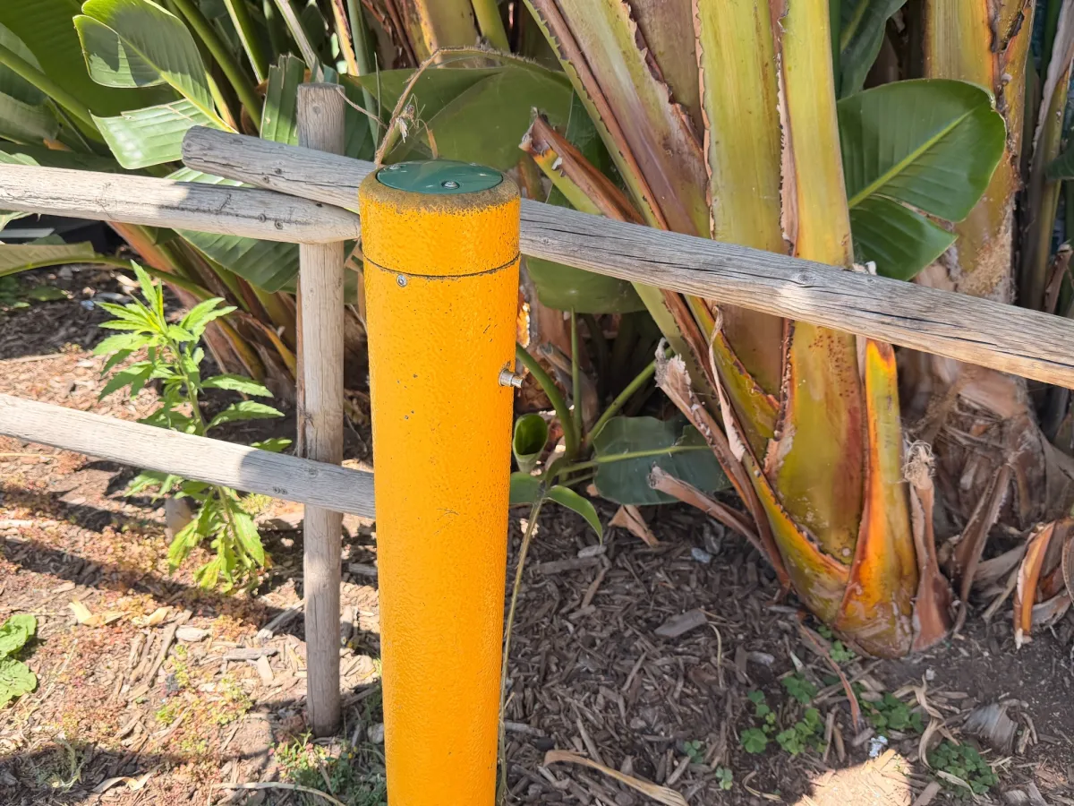 Button to turn on the splash pad