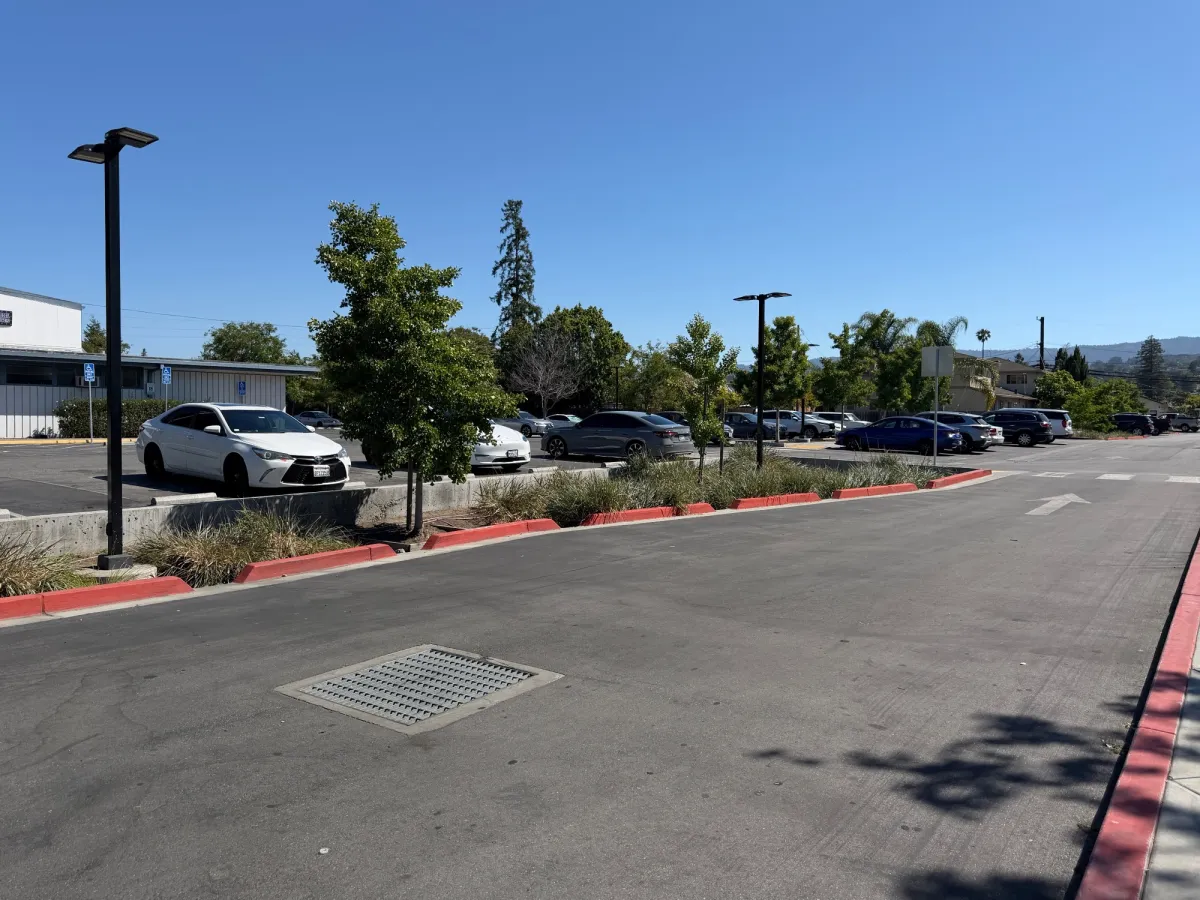Large parking lot with plenty of easy parking