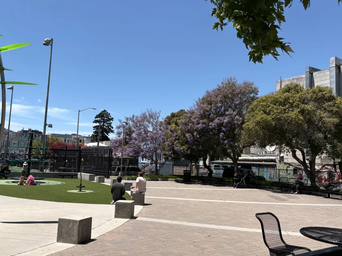 Wide court area 