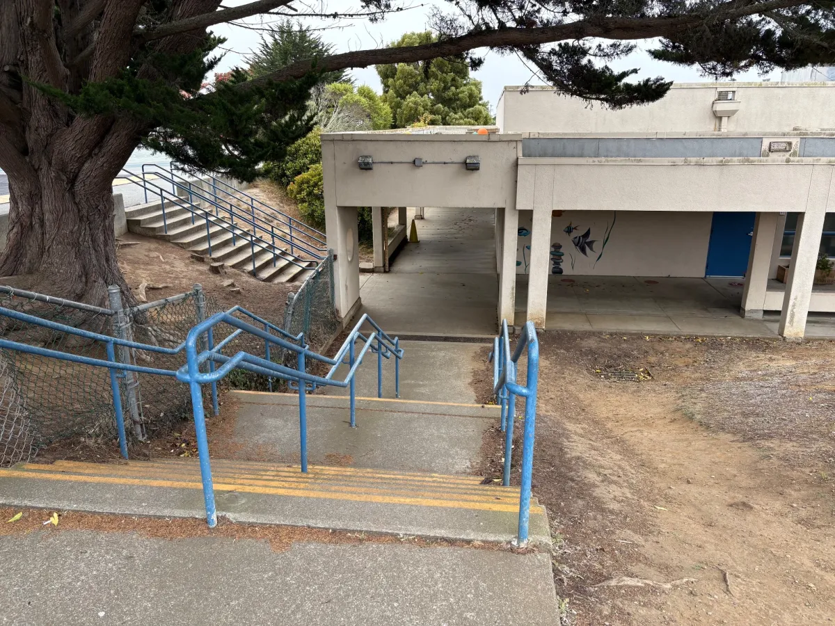 Entrance to the playground 