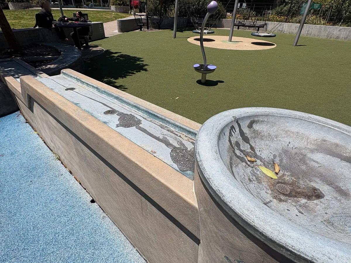 Left splash sprinkler
