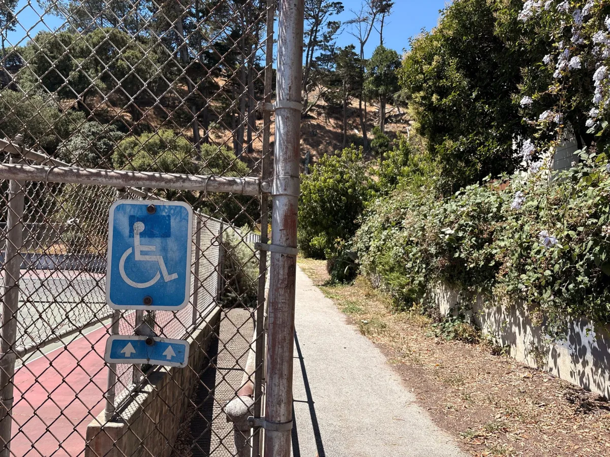 Handicap/stroller route, near tennis courts