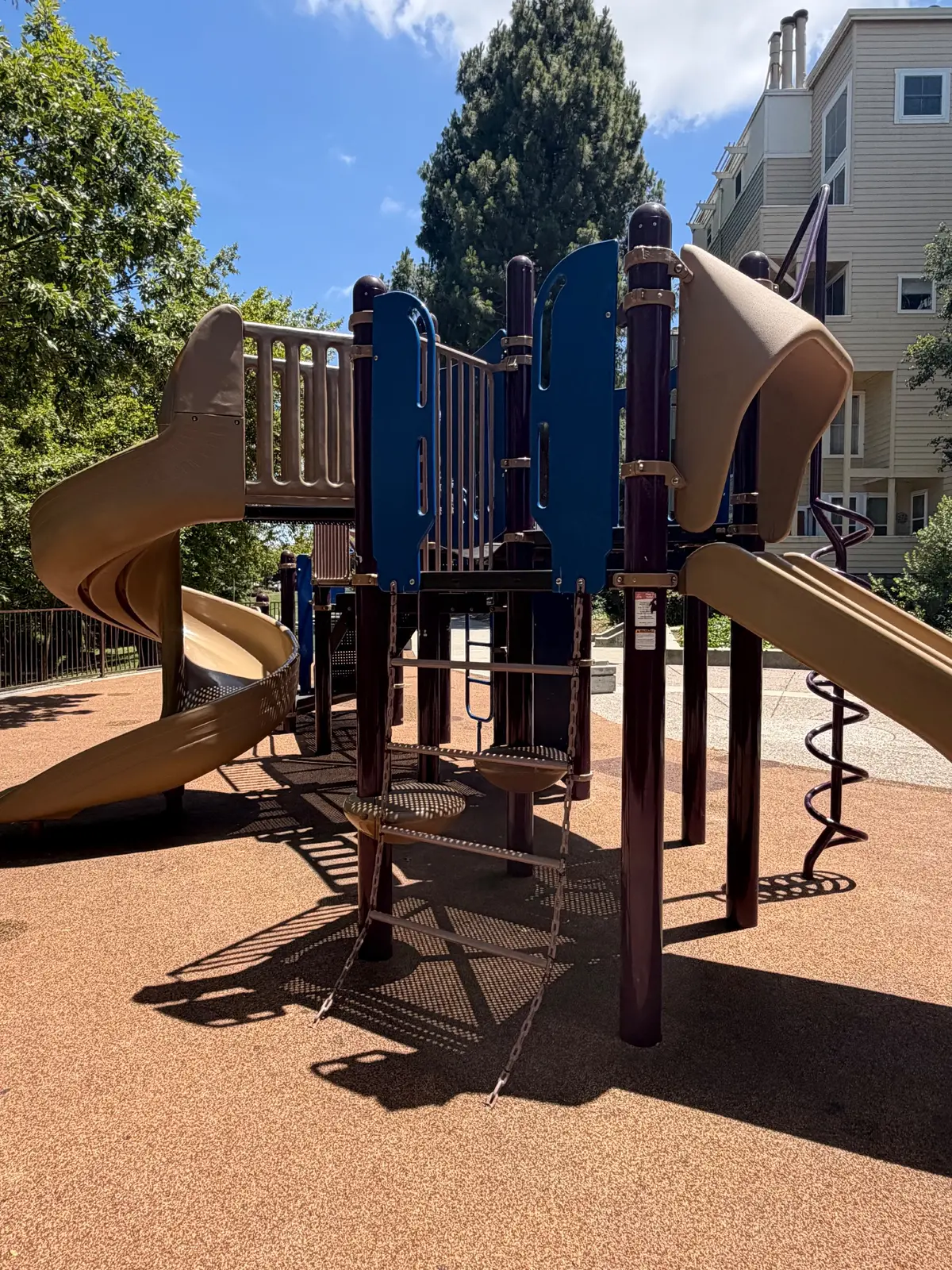 Playstructure with 2 slides