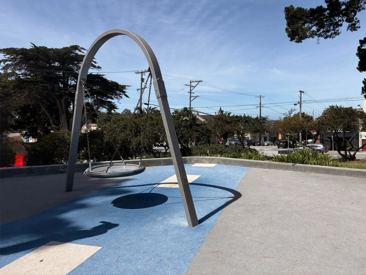 Swing with arch