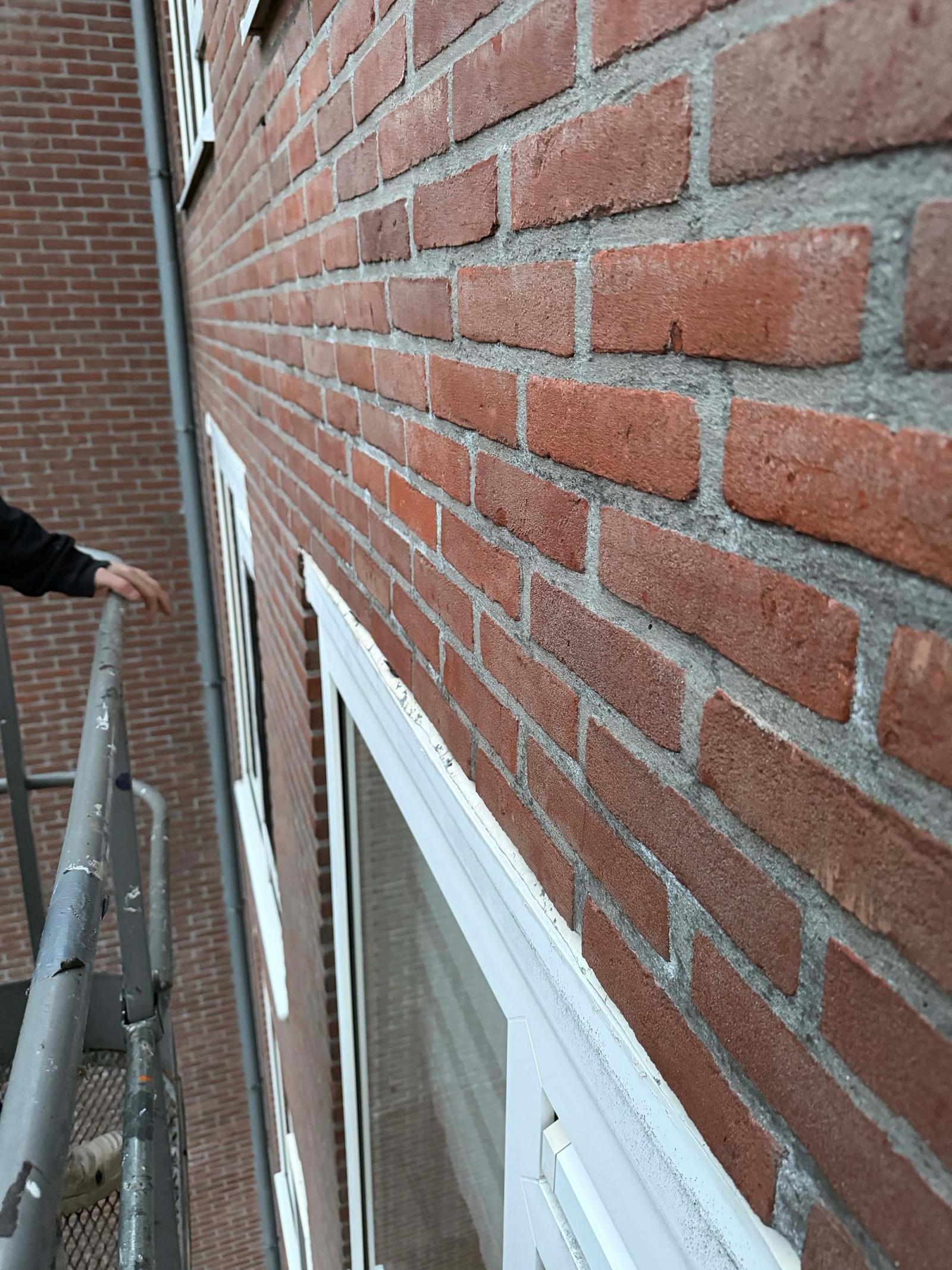 Nieuw loodwerk wordt aangebracht bij een gevelaansluiting