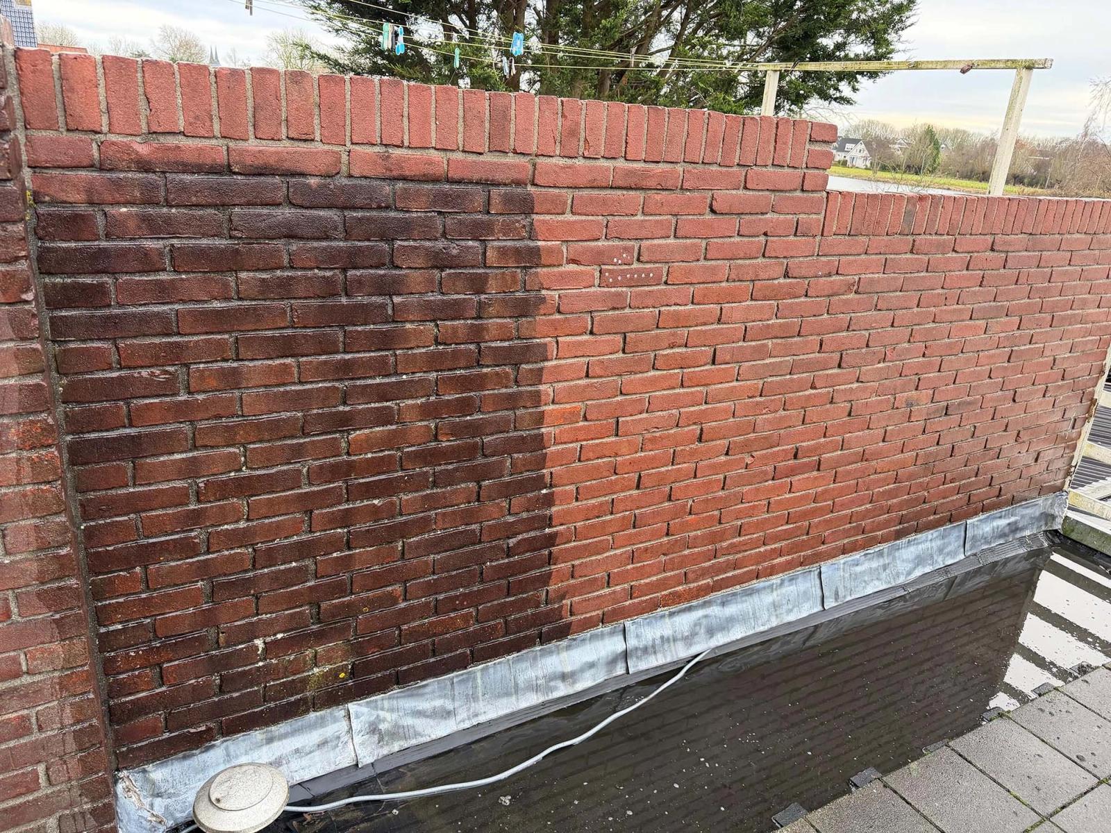 Gevel wordt gereinigd met stoom onder lage druk