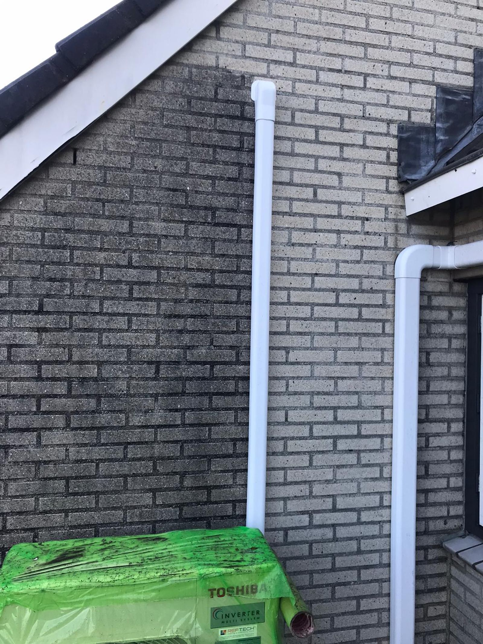 Hd reinigen en impregneren van de woning in Uithoorn met ladders.