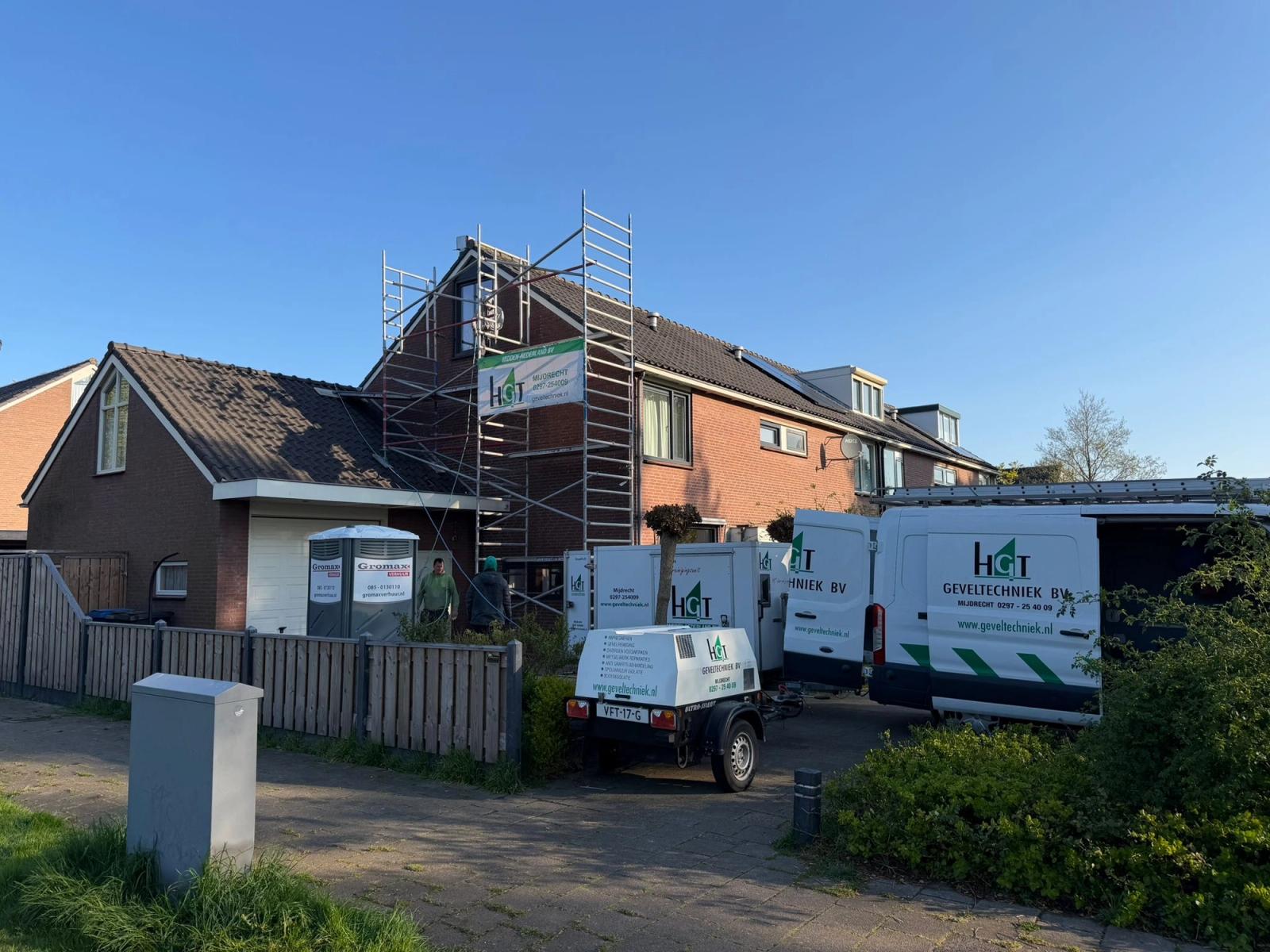 Voegwerk uithakken tijdens gevelonderhoud aan woningen in Kudelstaart