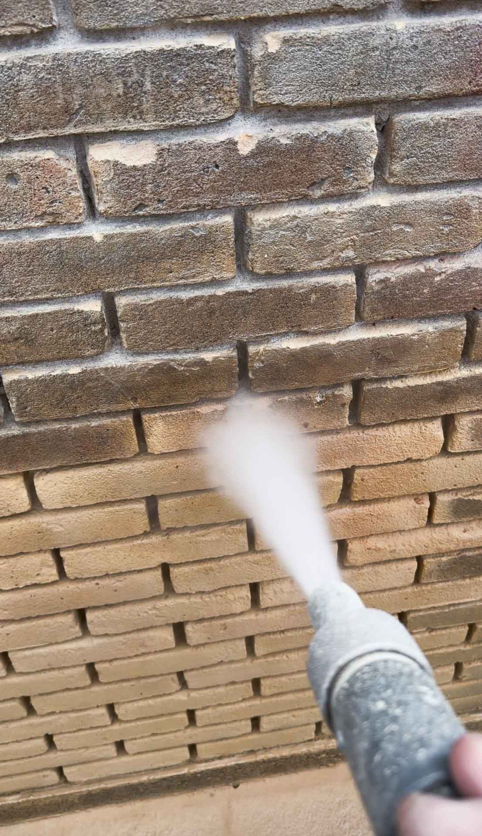 Vakman straalt een gevel met de Torbo-methode