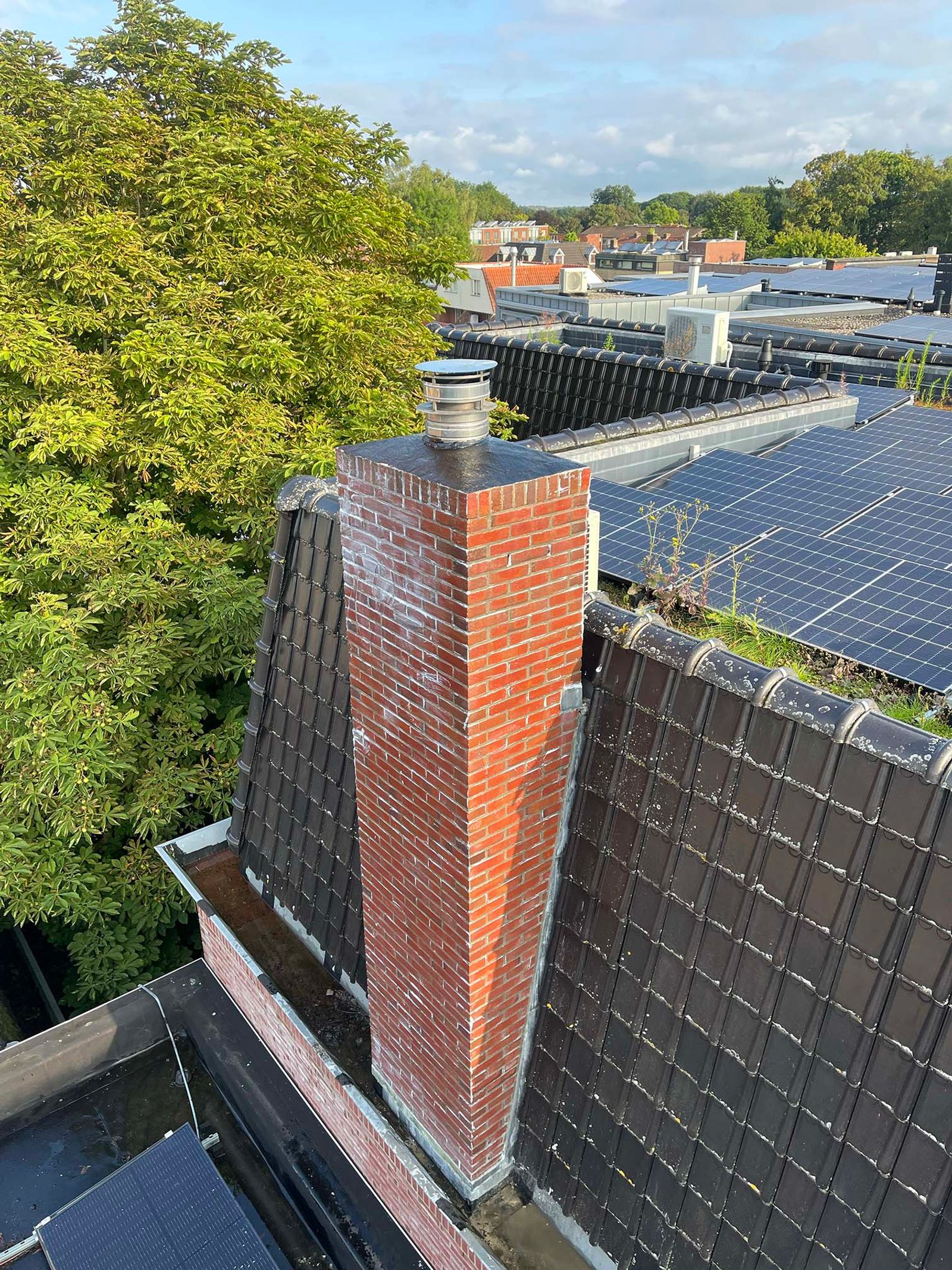 Schoorsteen wordt hersteld met nieuw voegwerk en loodaansluiting