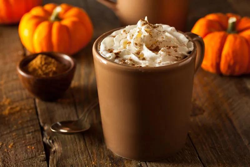 Pumpkin spice latte maison servi dans une tasse avec crème fouettée et cannelle