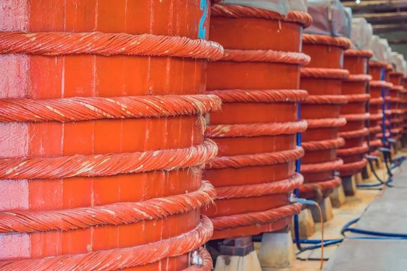 Grandes cuves en bois traditionnelles utilisées pour la fermentation de la sauce nuoc mam au Vietnam