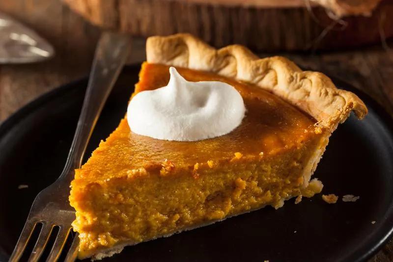Tranche de pumpkin pie traditionnelle américaine avec chantilly
