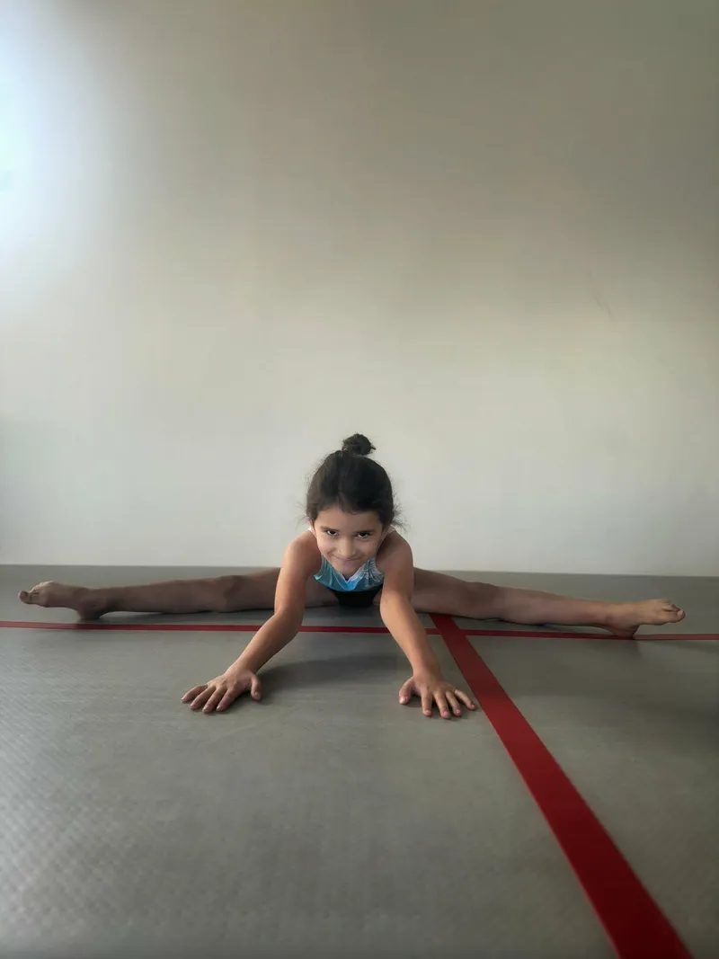 Chłopiec robi salto w tył