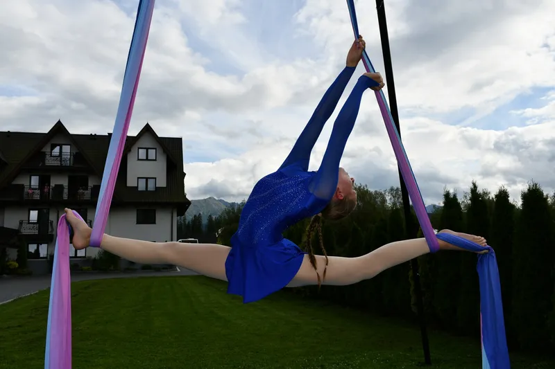 Dziewczyna na szarfach gimnastycznych