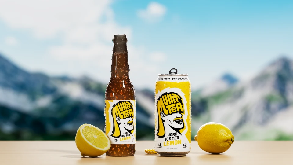 Bottiglia e lattina Mullet Tea Hard Ice Tea Lemon con limoni davanti a un paesaggio montano