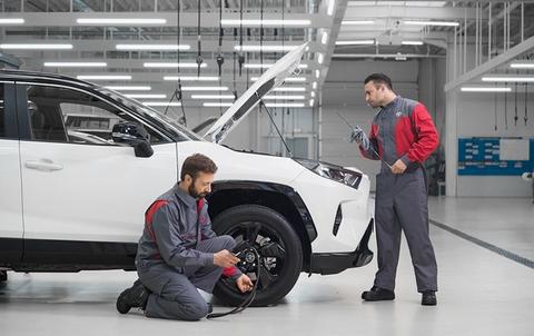 Toyota Eurocare og Lexus 24/7 Assistance gir deg assistanse ved uhell eller uforutsett driftsstopp, for eksempel ved starthjelp, skift av hjul, åpning av bildør, fritrekking ved fastkjøring eller utbringing av drivstoff på nedbrudstedet