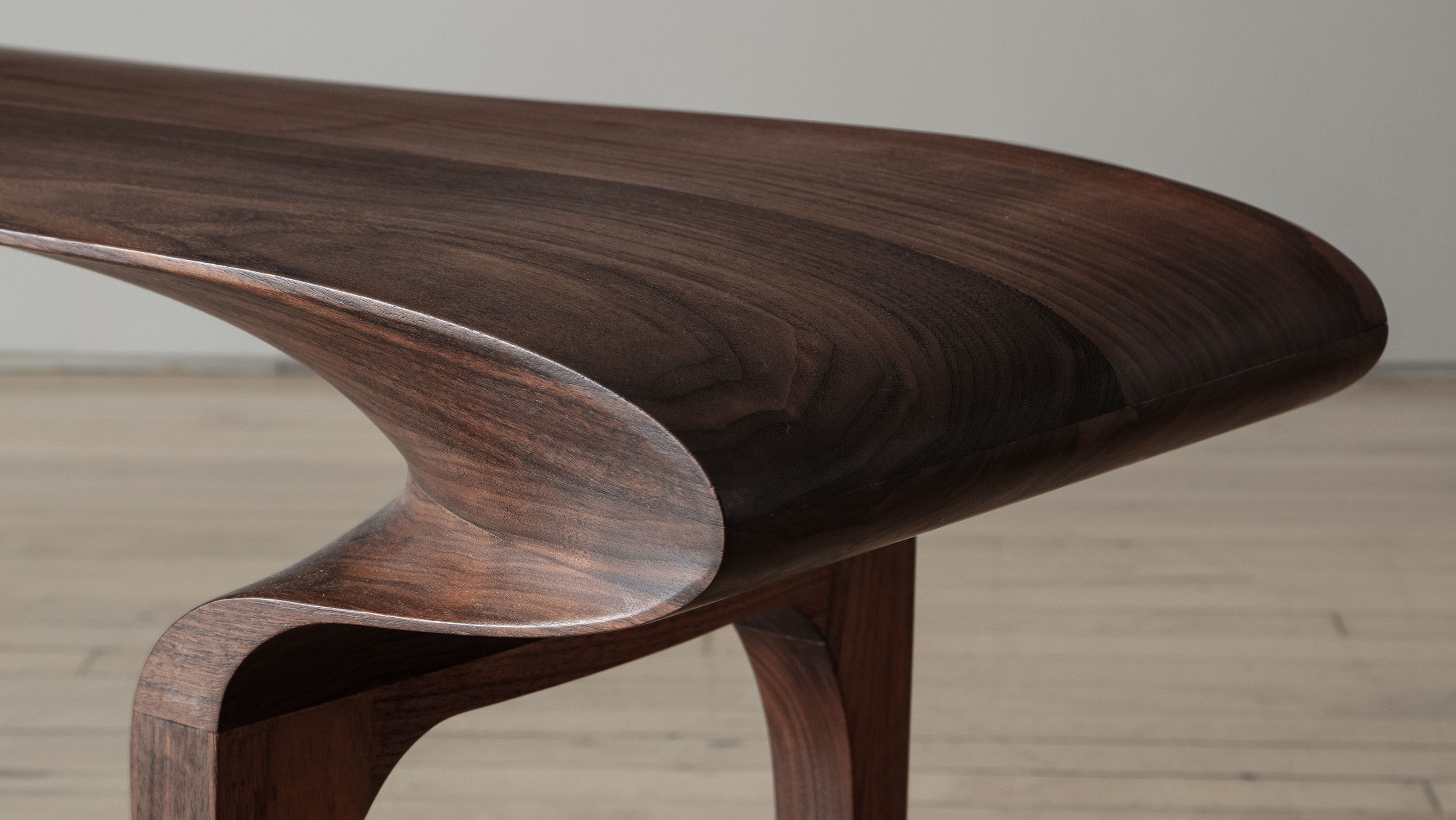 Bodo Sperlein and Ateliers Courbet present the Contour line bench hand-crafted in wood in Europe