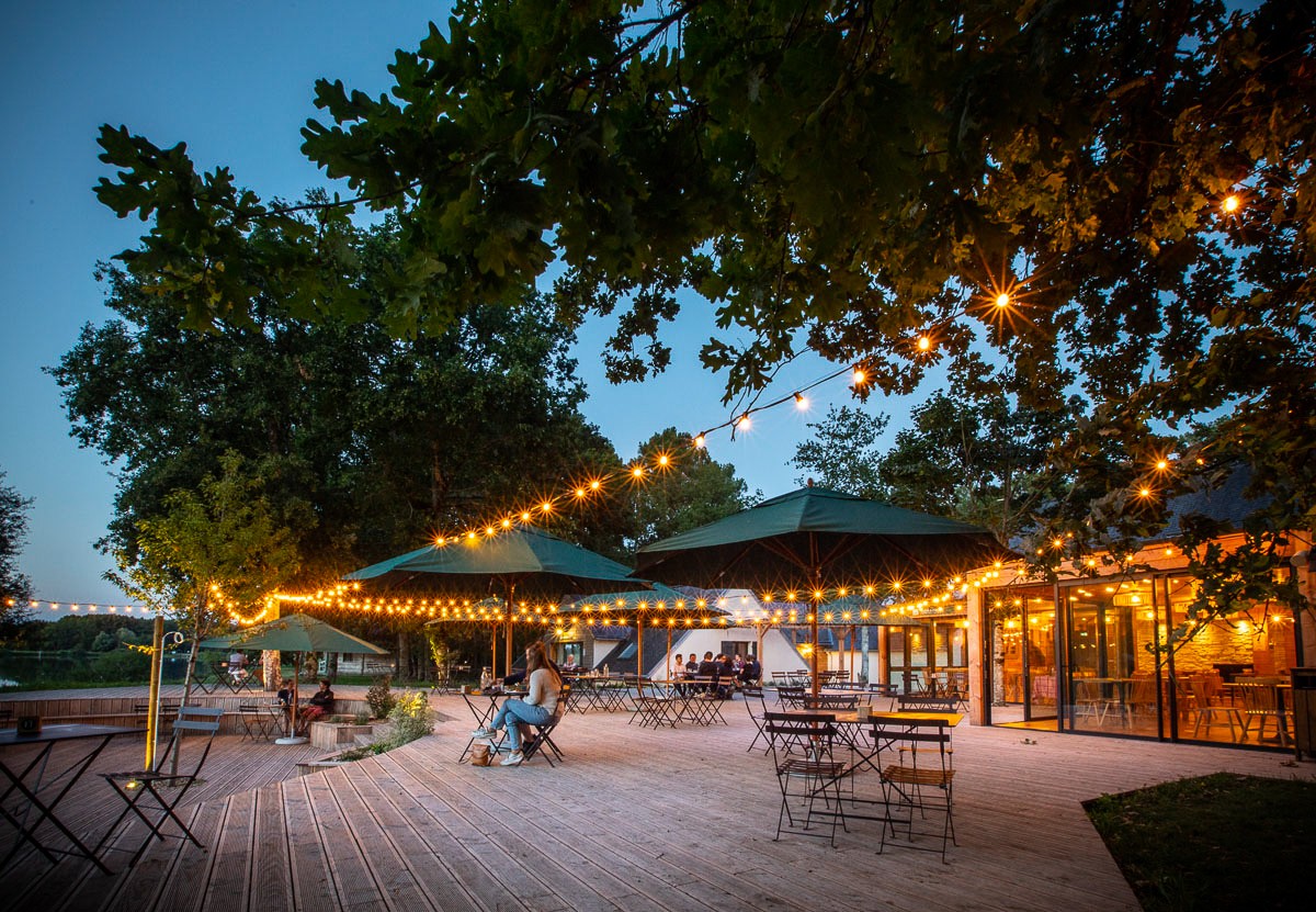 Terrasse d'un camping Huttopia