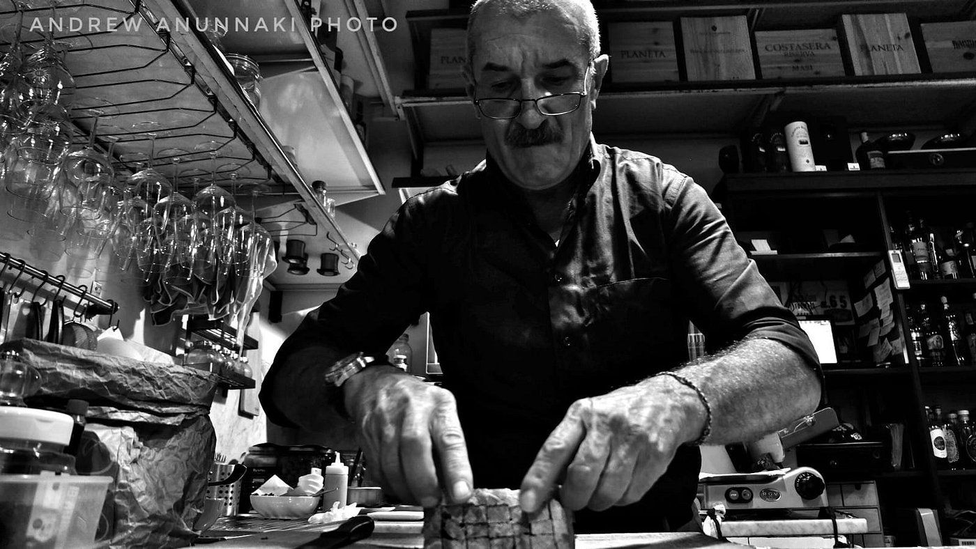 Dietro il bancone dell'Enoteca Bonomi, dal 1934