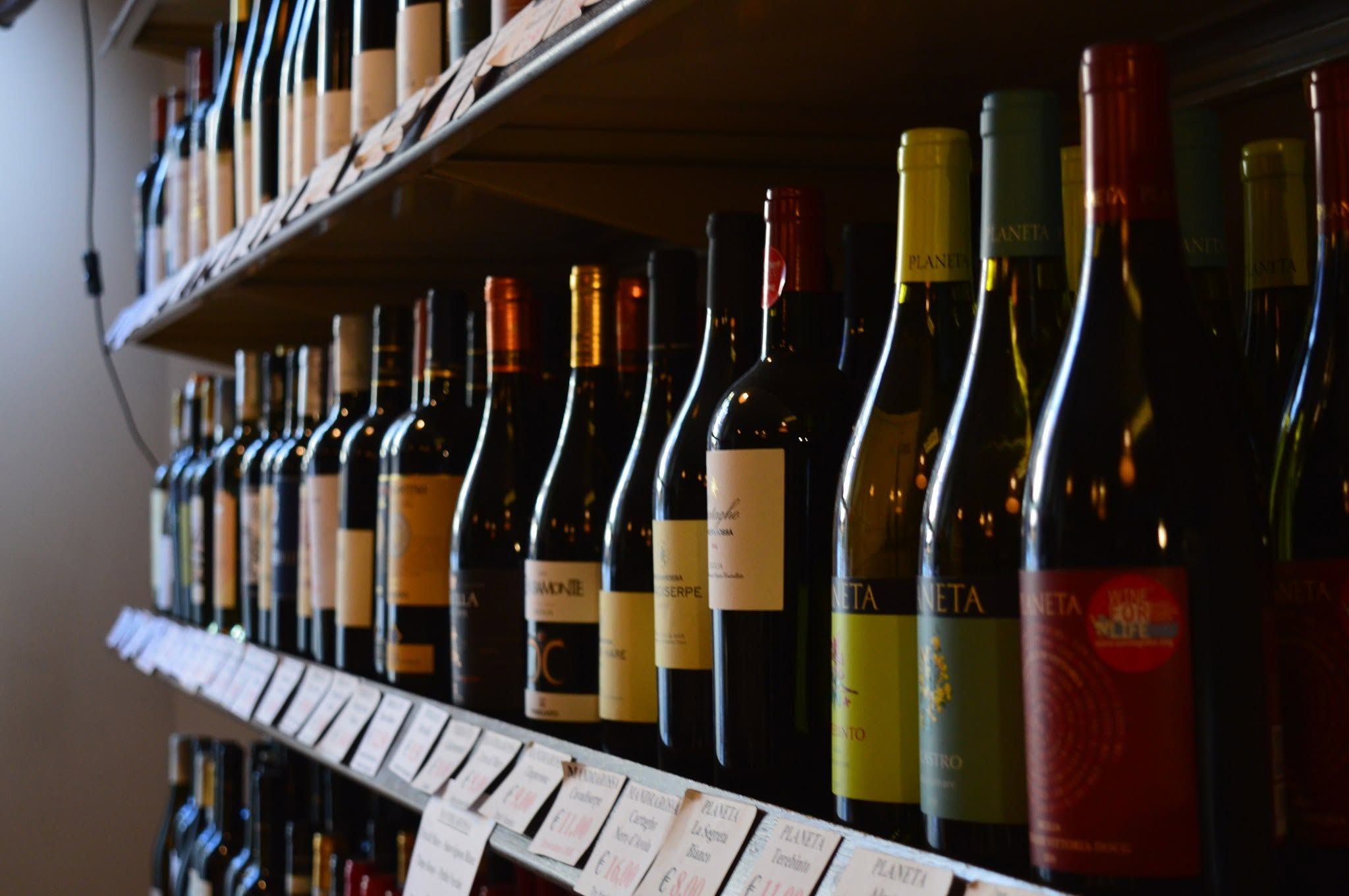 Bottiglie sugli scaffali dell'Enoteca Bonomi