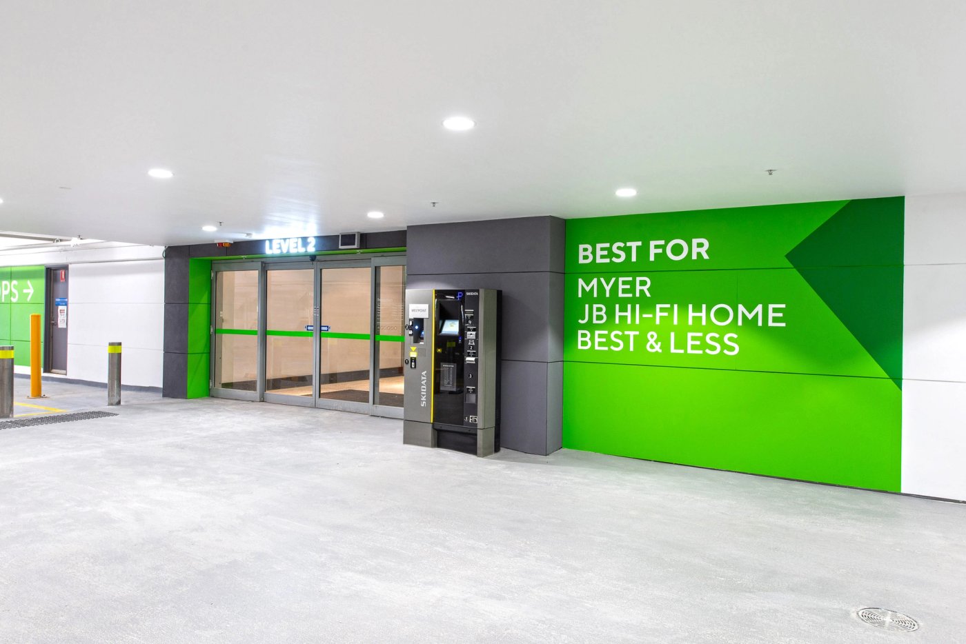 Green threshold entry treatment into shopping centre