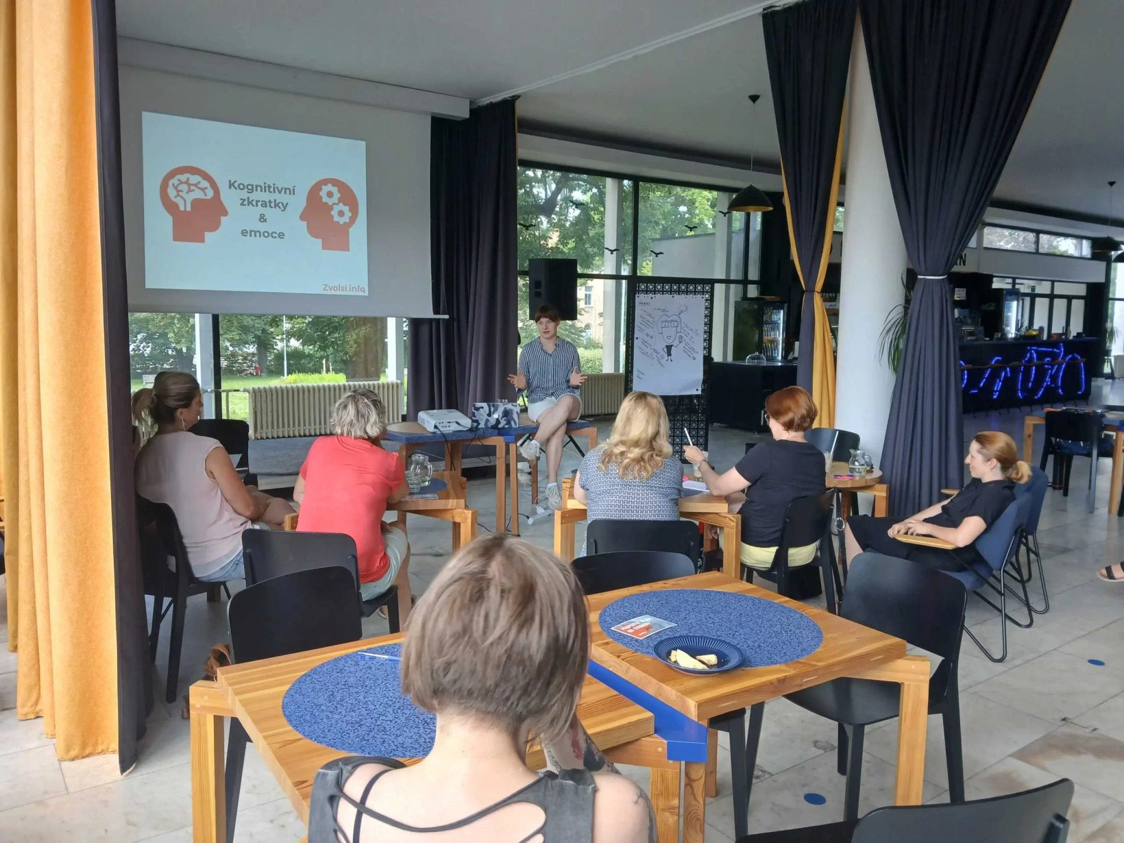 Workshop o kognitivních zkratkách a emocích pro pracovní skupinu