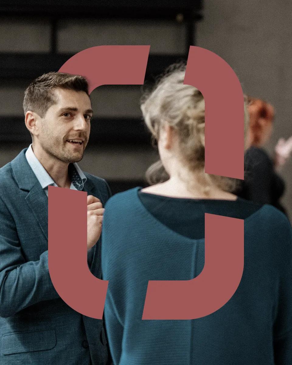 Muž a žena v rozhovoru během setkání