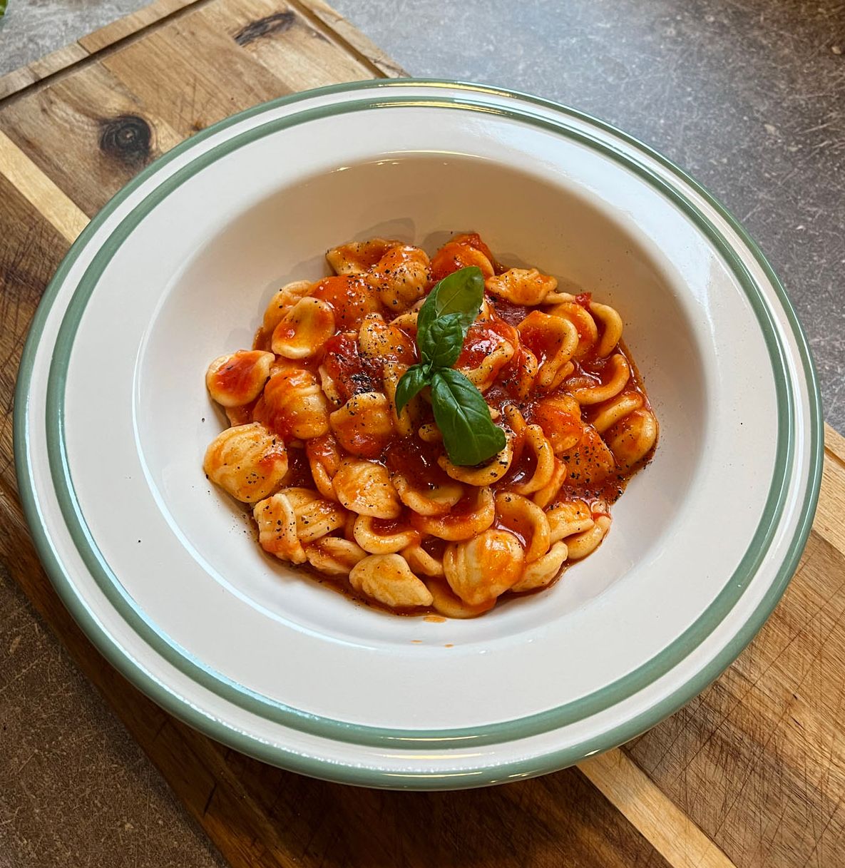 Pasta pomodoro med färska tomater