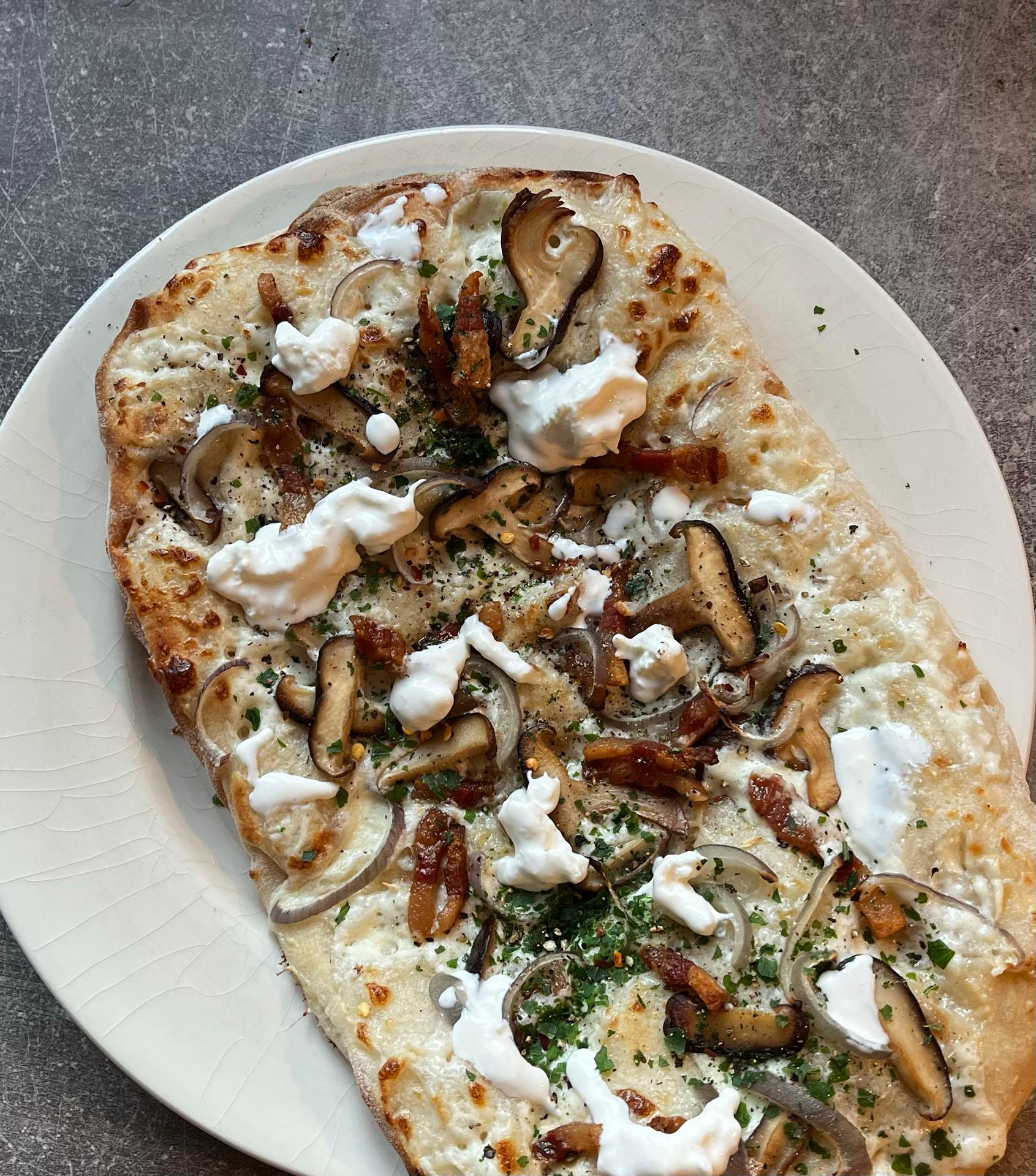Pinsa med svamp och guanciale