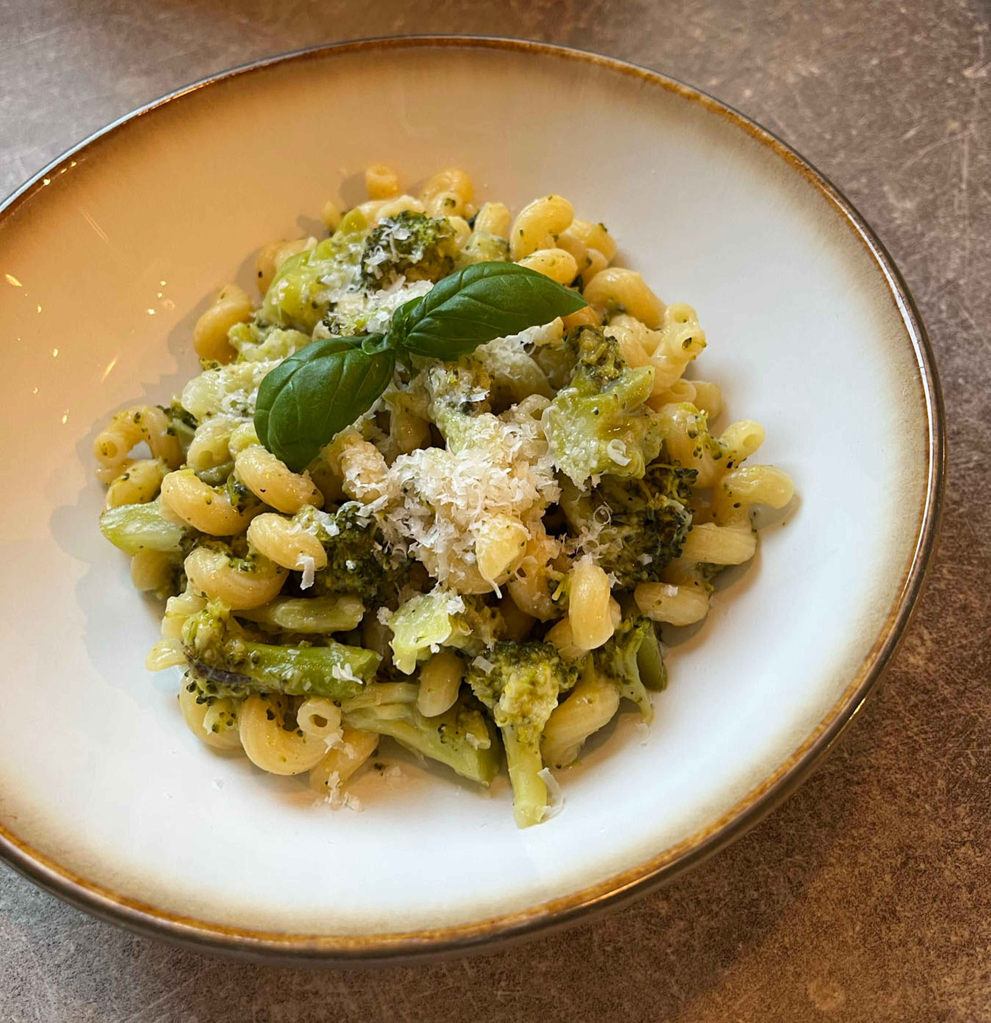 Broccoli pasta i tallrik