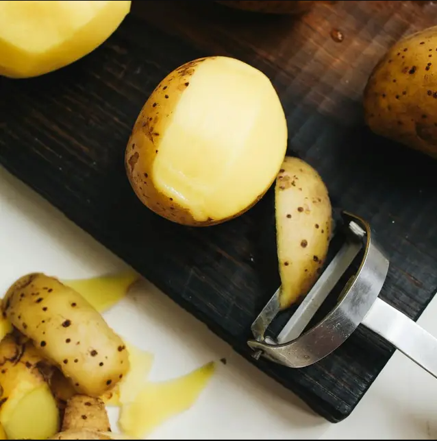 potatis på skärbräda