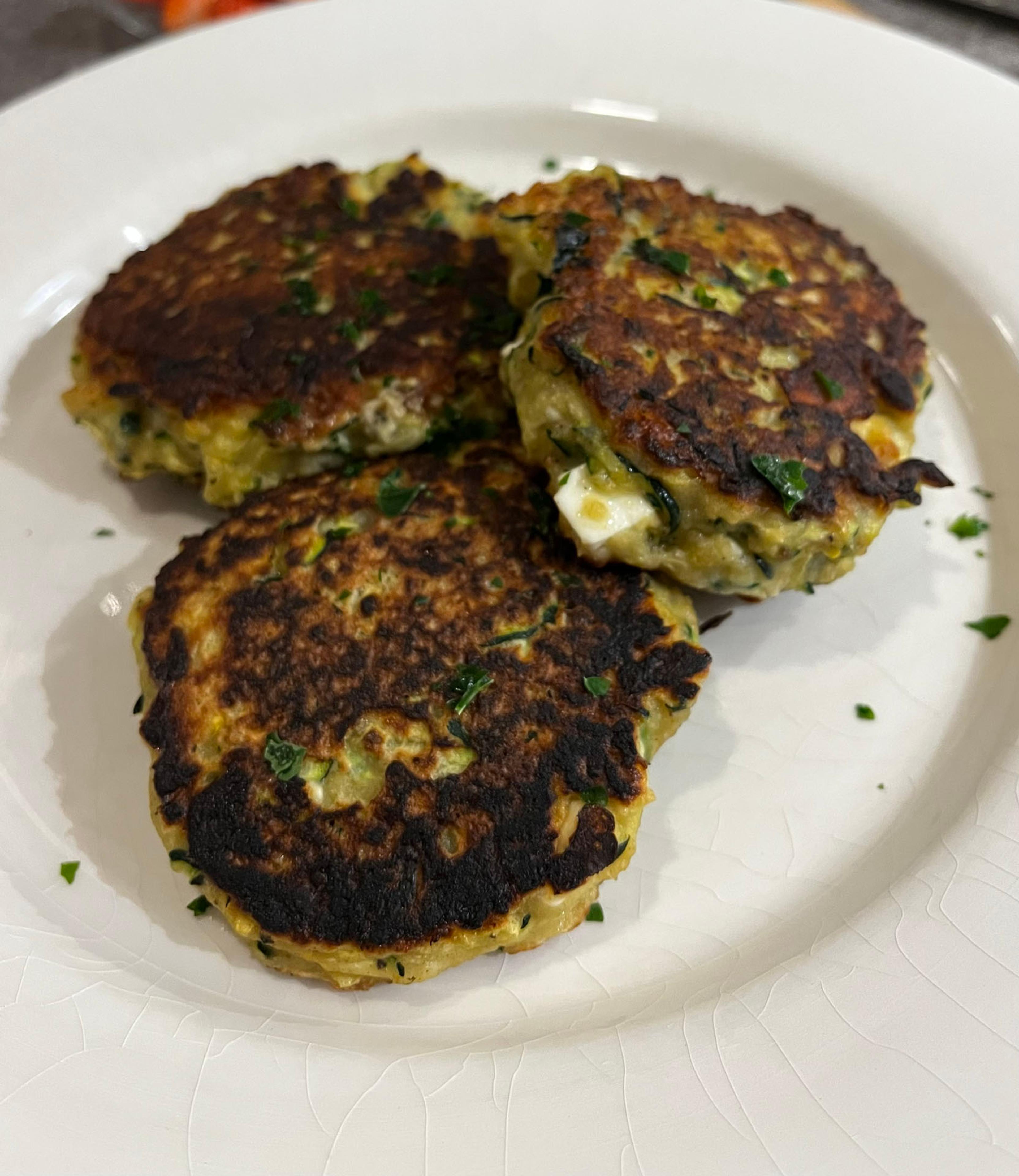 Zucchinibiffar på tallrik