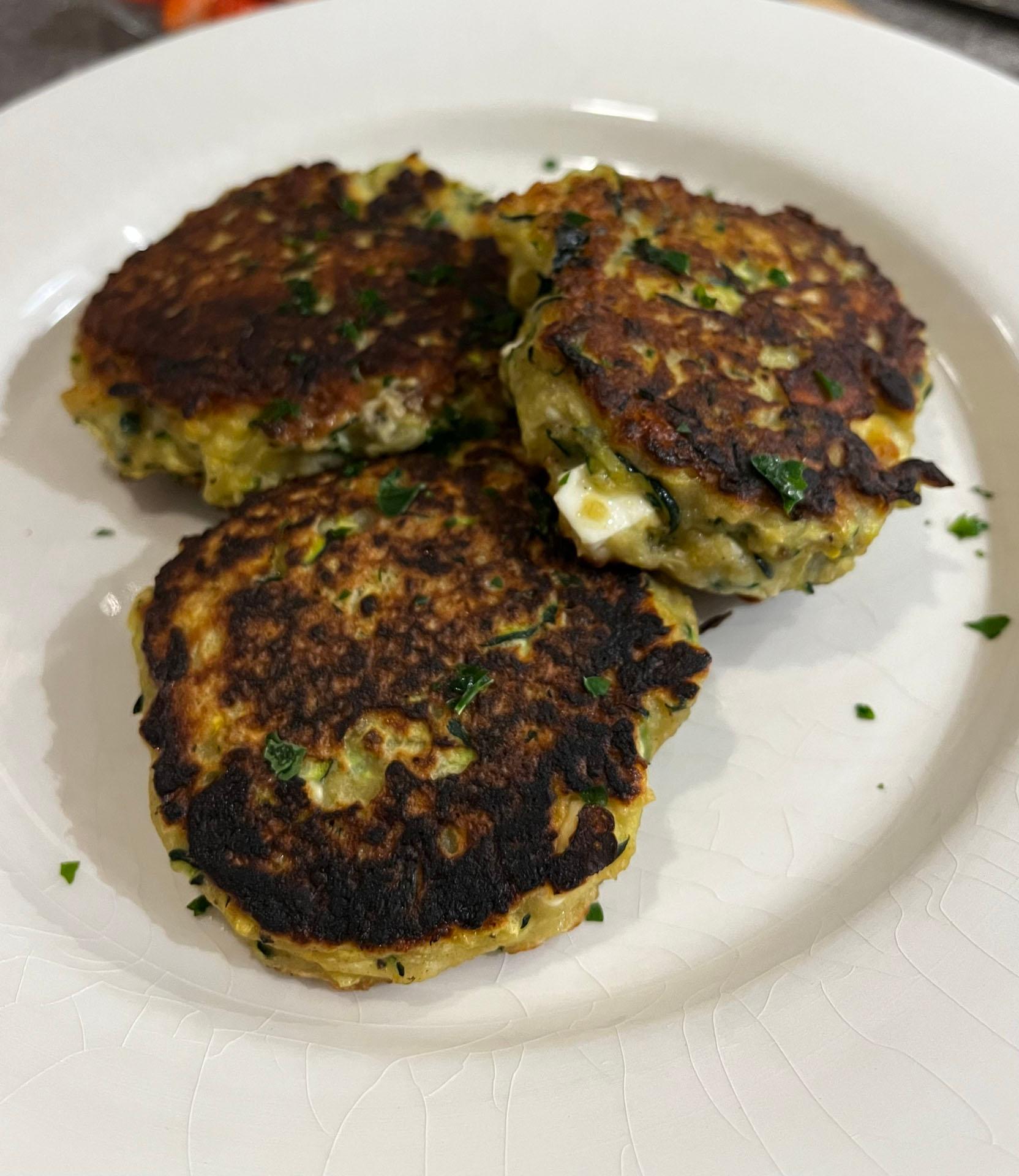 Zucchinibiffar på tallrik