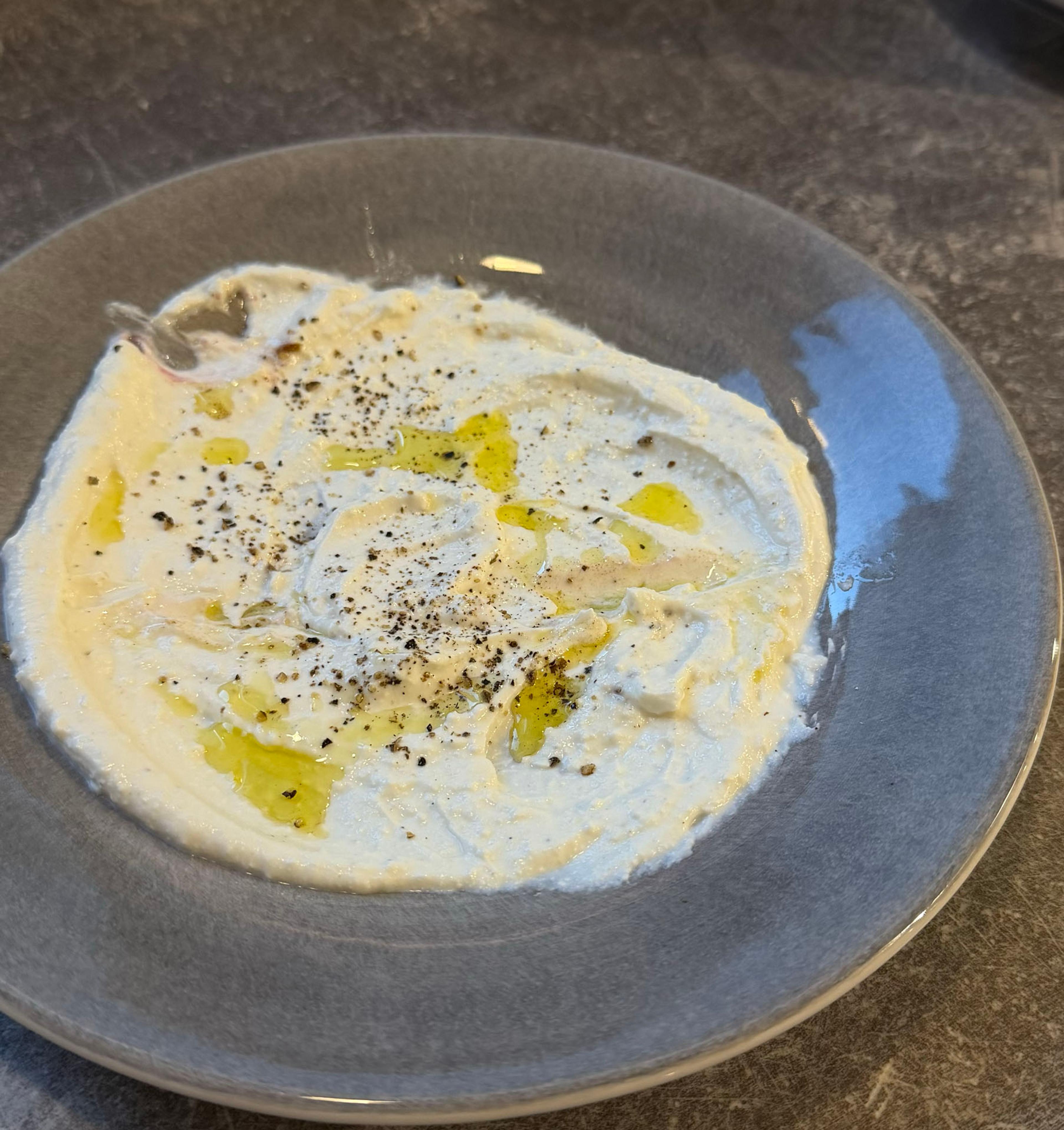 Vispad feta på tallrik toppad med olivolja