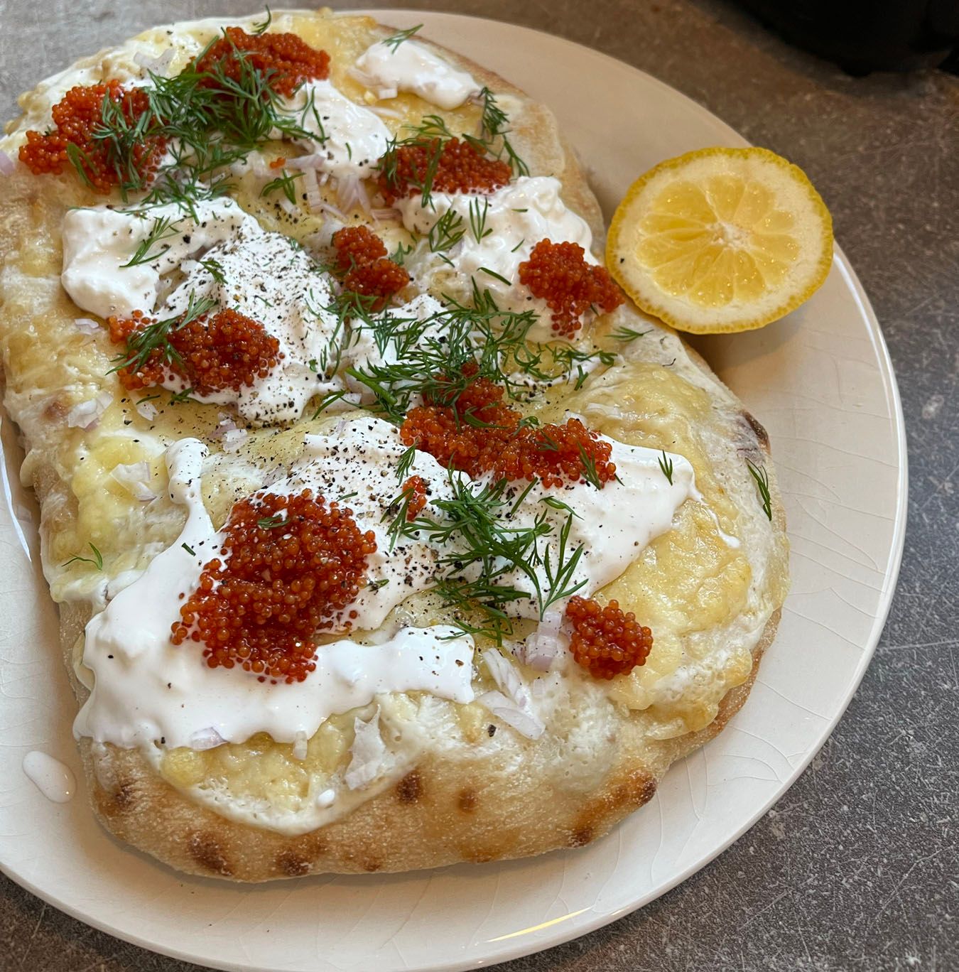 Pinsa med löjrom och Västerbottensost