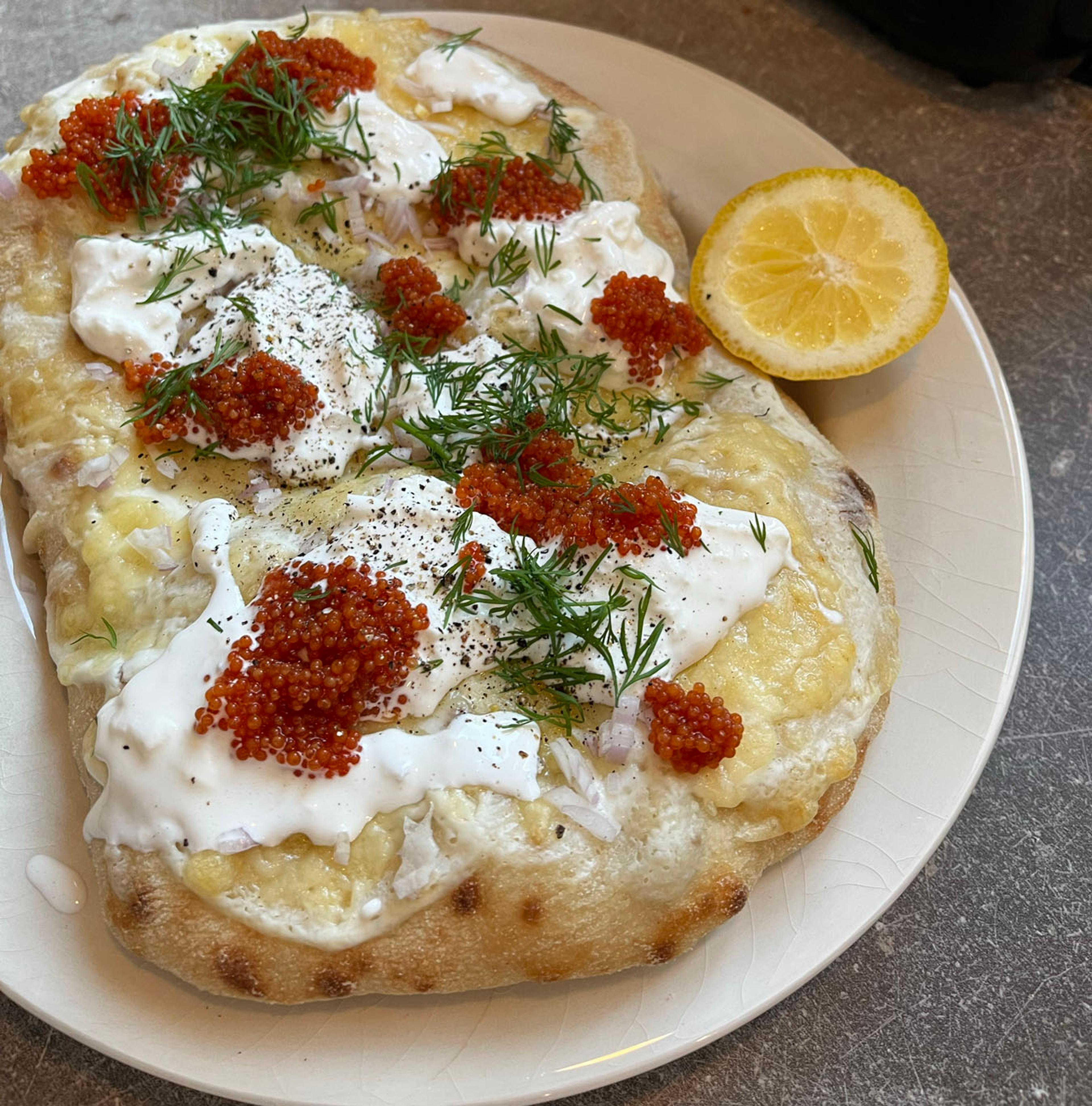 Pinsa med löjrom och Västerbottensost