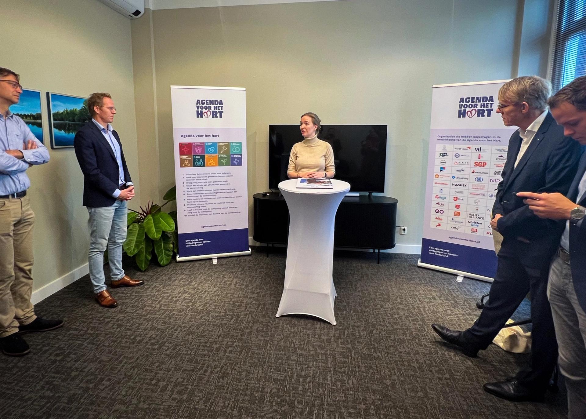 Staatssecretaris Nicki Pouw bij de overhandiging