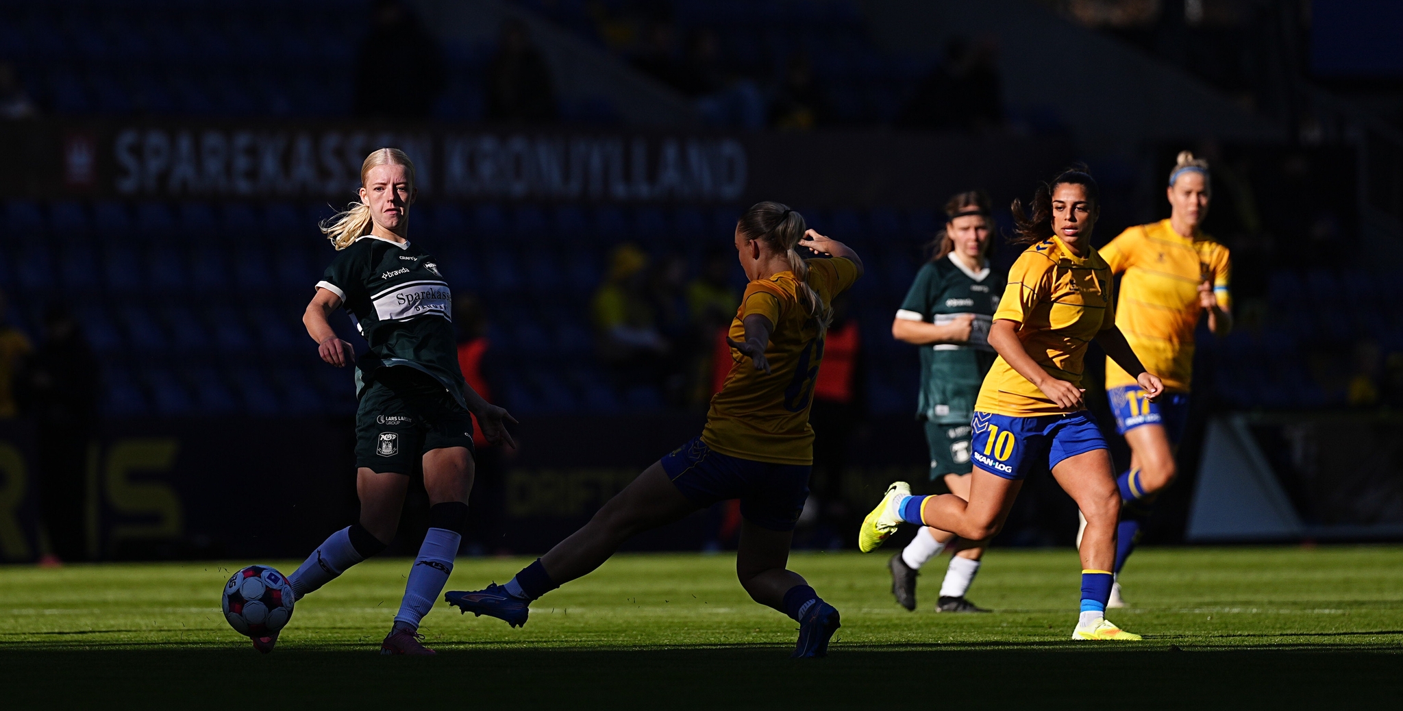 Med spillerne, for sporten