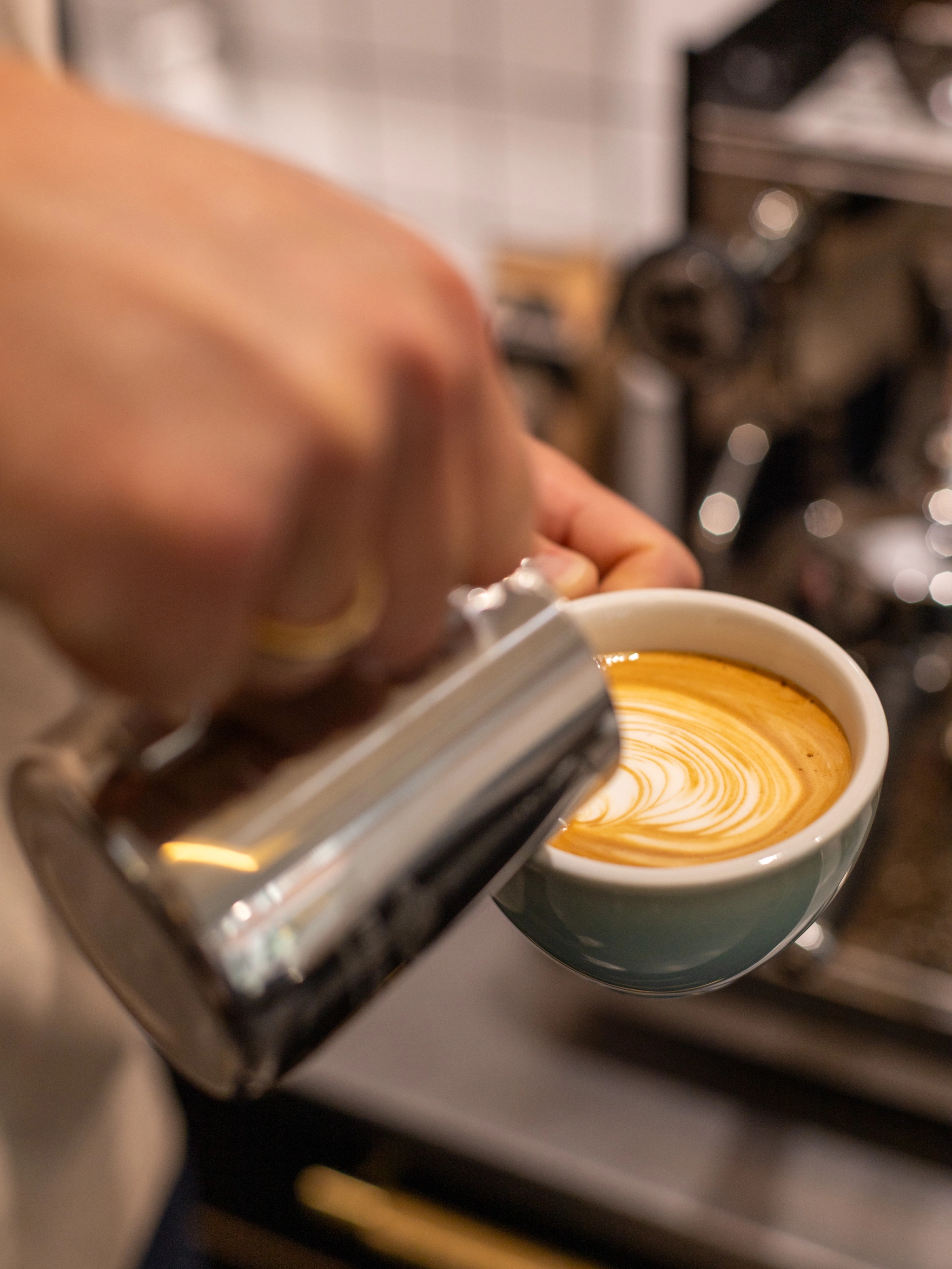 Vores gæster i Spinchy Talks prøver kræfter med Spinchys kaffemaskiner. Se Andreas' latte art på vores Instagram