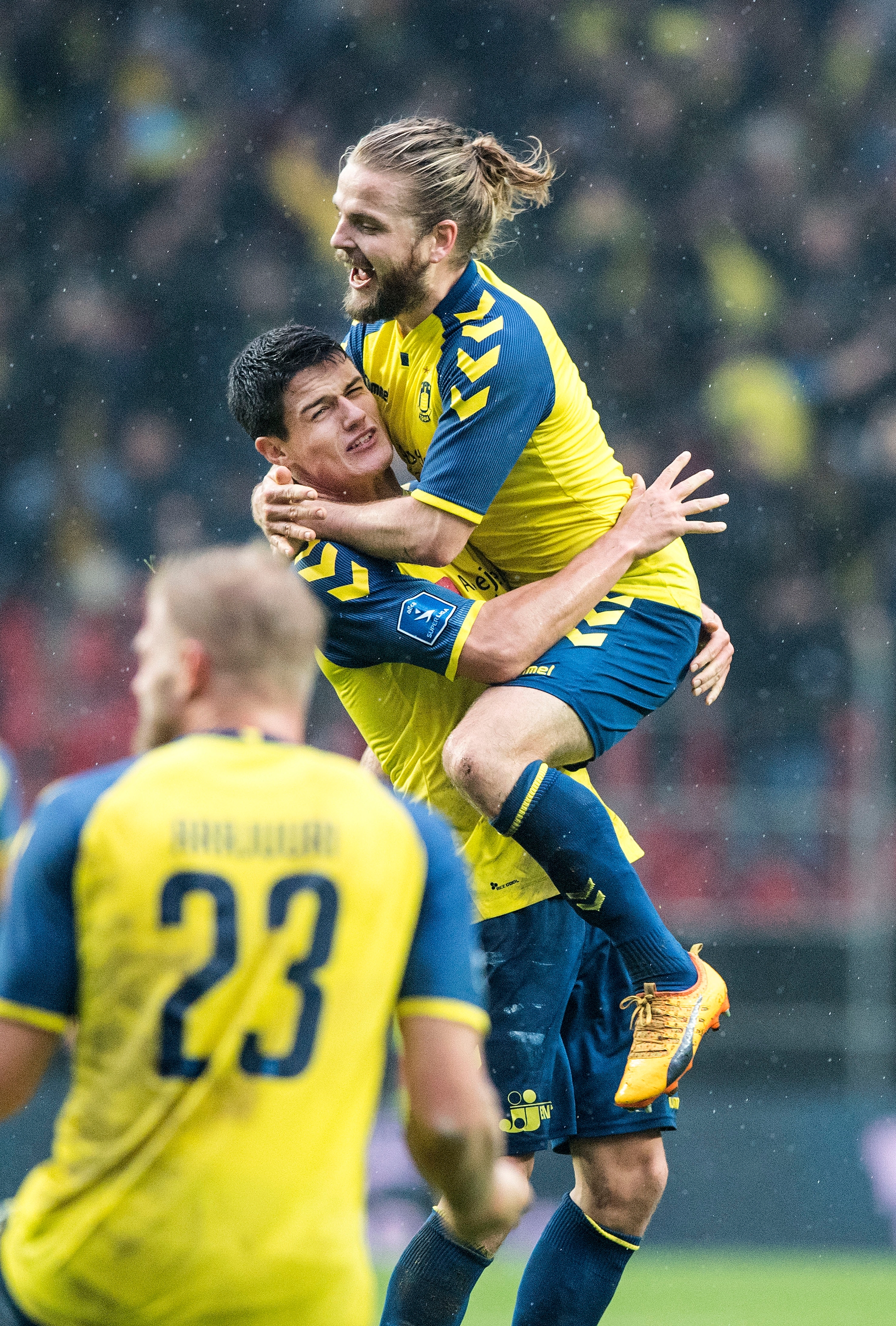Christian Nørgaard og Kasper Fisker jubler efter derby-sejr i november 2017.