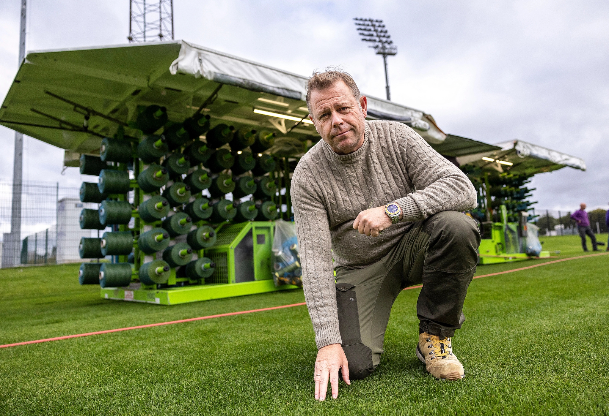 Anders Faber Nielsen, flerårig vinder af Danmarks Bedste Bane som tidligere groundsman på MCH Arena, har nu ansvaret for DBU's træningsbane i Helsingør. Banen er en syet hybrid. Maskinen ses i baggrunden. 