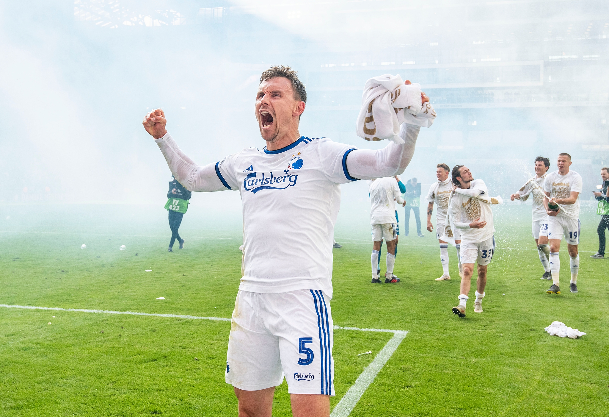 Andreas Bjelland fejrer mesterskabet i 2019. Foto: fodboldbilleder.dk