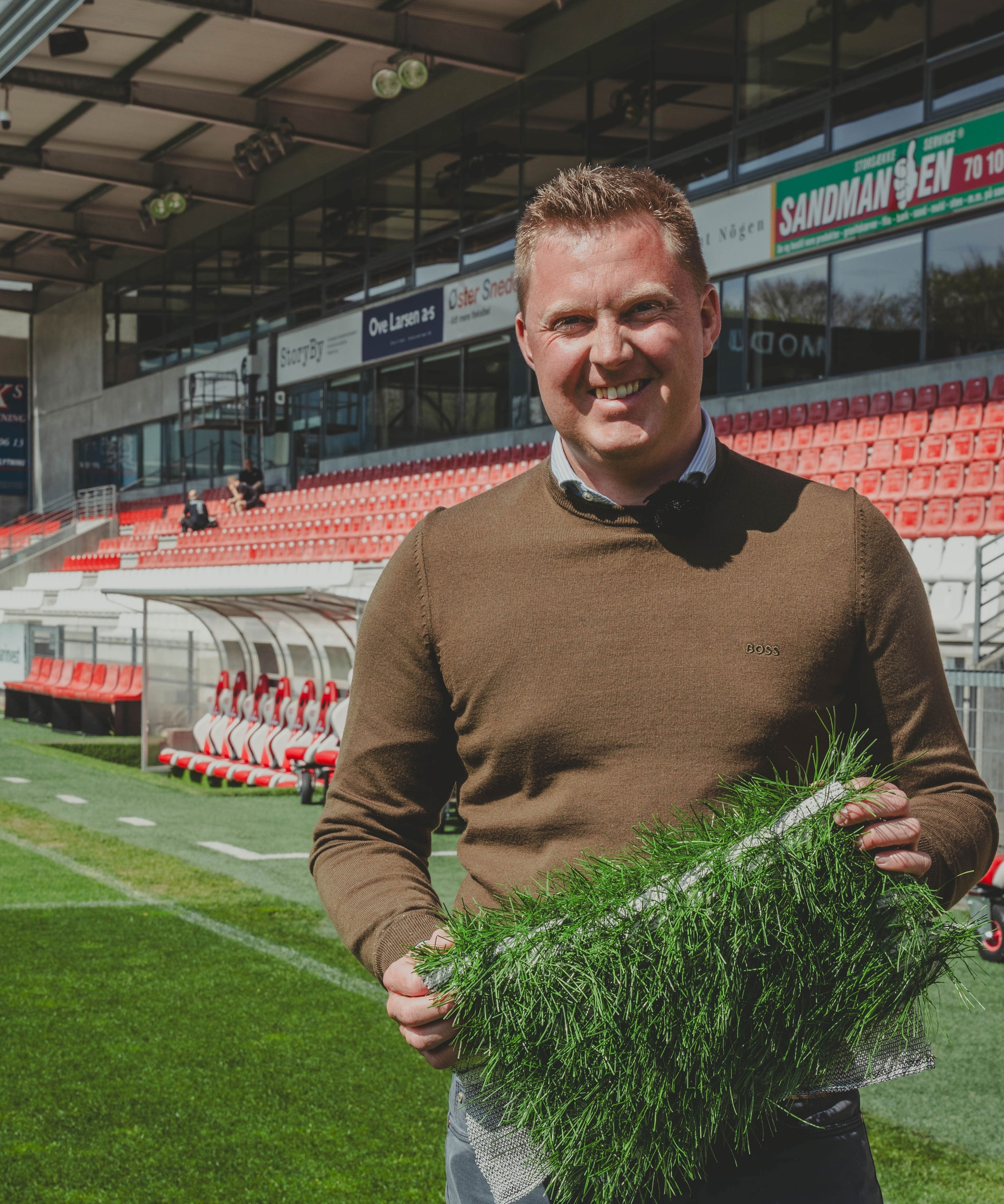 Theis Elkjær, direktør i Citylawn, fremviser et stykke af den rullehybrid. Denne ype findes blandt andet på Brøndby Stadion, Ceres Park Vejlby og Vejle Stadion.