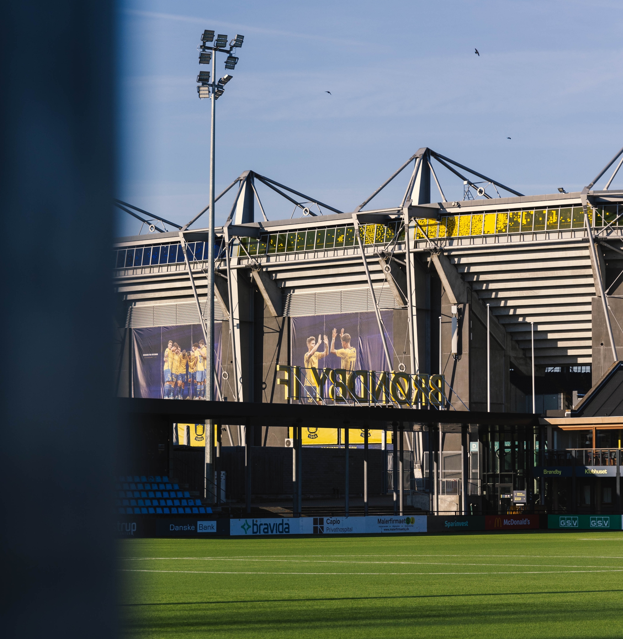 Der er bare 200 meter fra midtercirklen på Bane 2 til midtercirklen på Brøndby Stadion. 