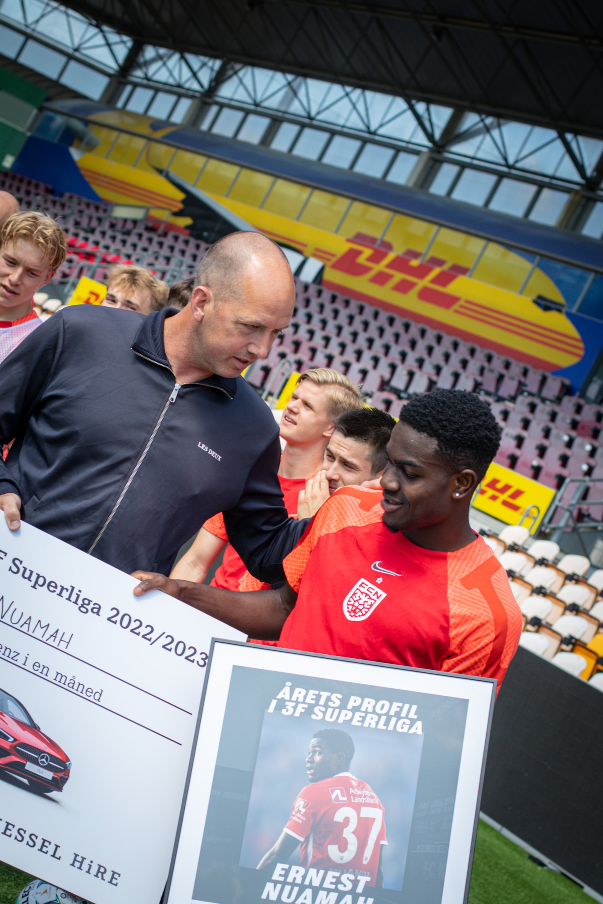 Thomas Lindrup, chef for spillerrådgivning i Spillerforeningen, overraskede Ernest Nuamah med prisen som Årets Profil i 3F Superliga i forbindelse med en træning.