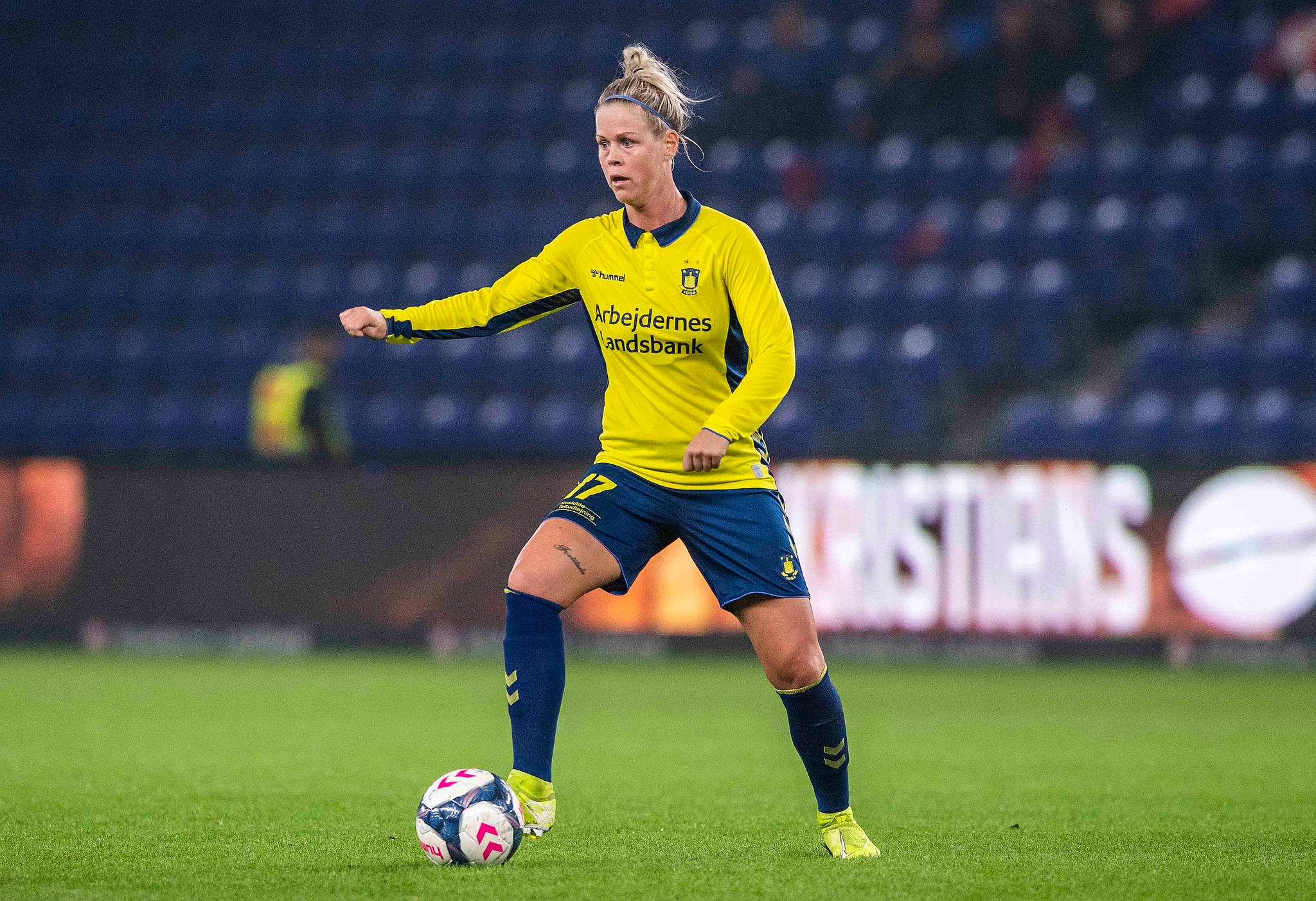 Julie i aktion på Brøndby Stadion, hvor kvinderne ved særlige lejligheder får lov at spille.