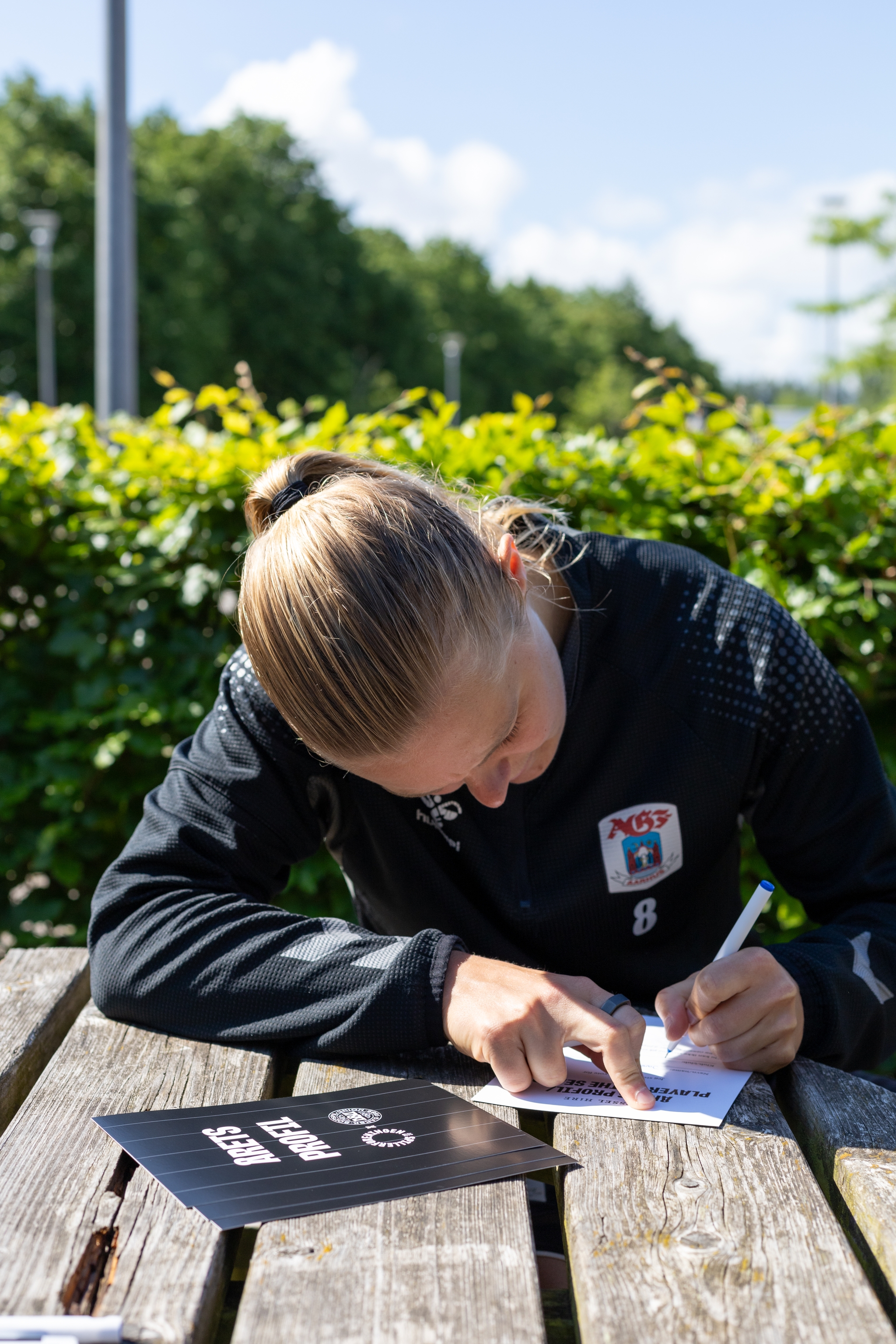 Spillerforeningen har de seneste uger besøgt alle seks klubber i mesterskabspillet i Gjensidige Kvindeliga. På billedet ses Sarah Dyrehauge afgive sin stemme.
